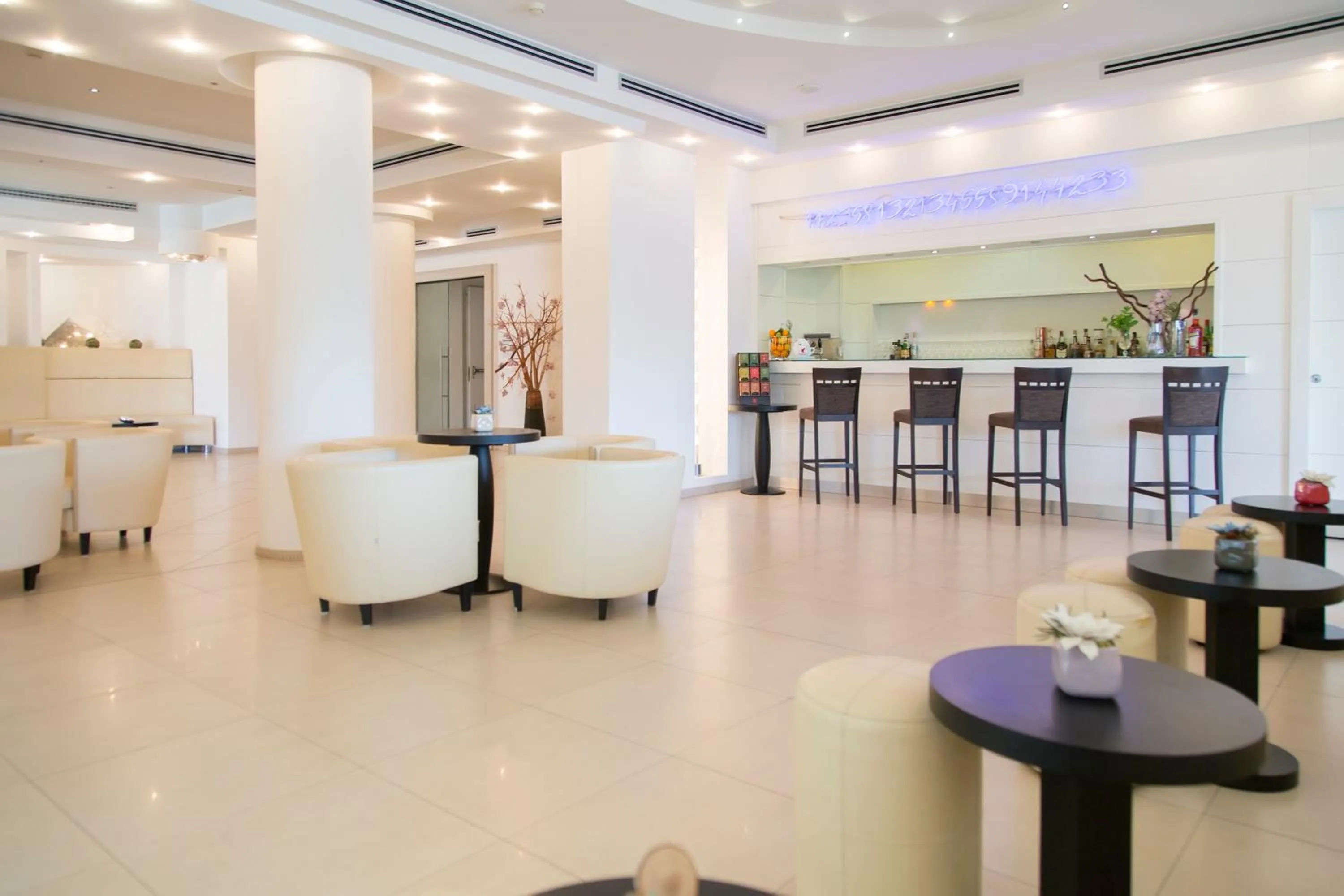 Lounge or bar in AHR Baja Hotel & Spa Cannigione