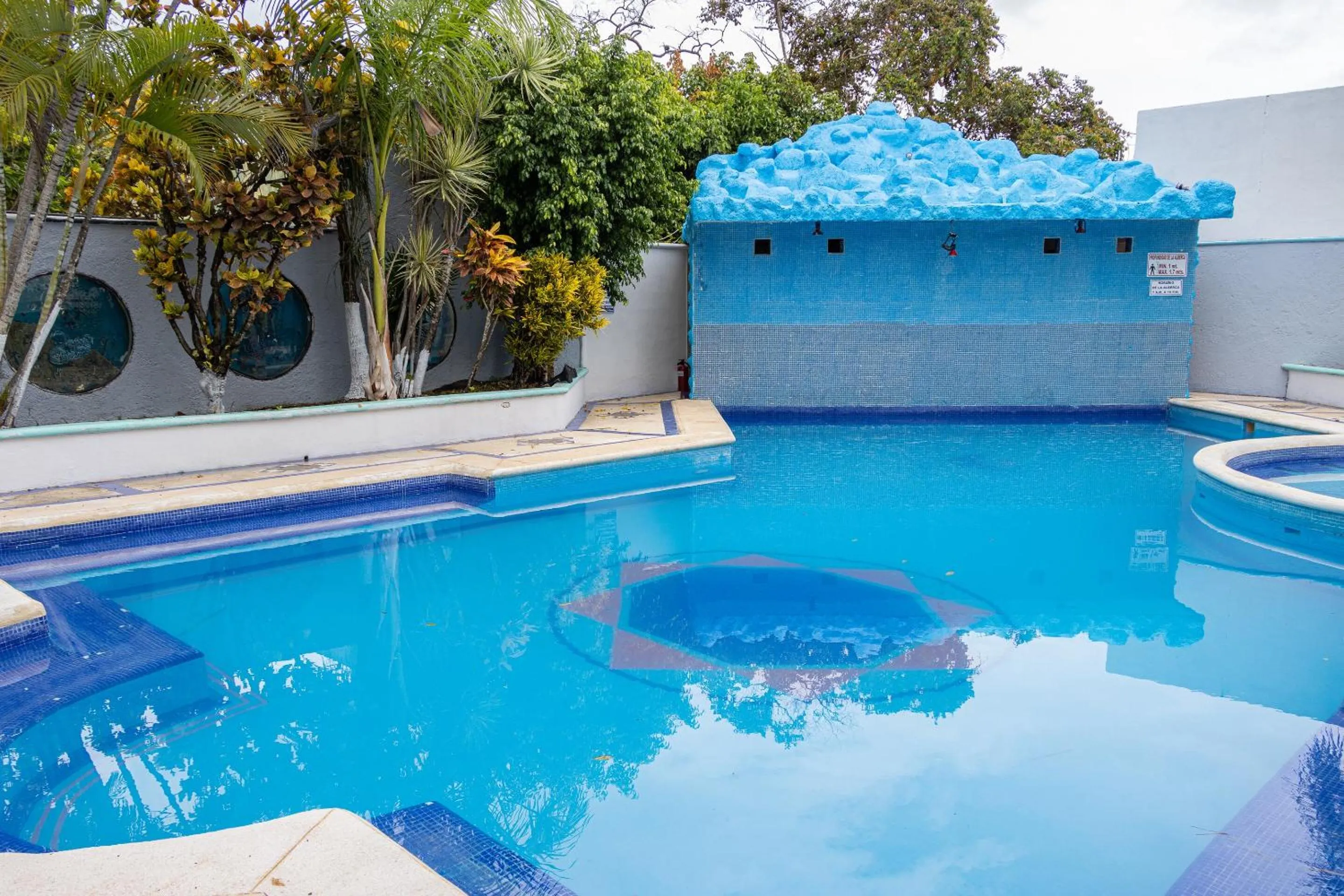 Swimming pool in OYO Hotel Marías,Aeropuerto Internacional de Chetumal