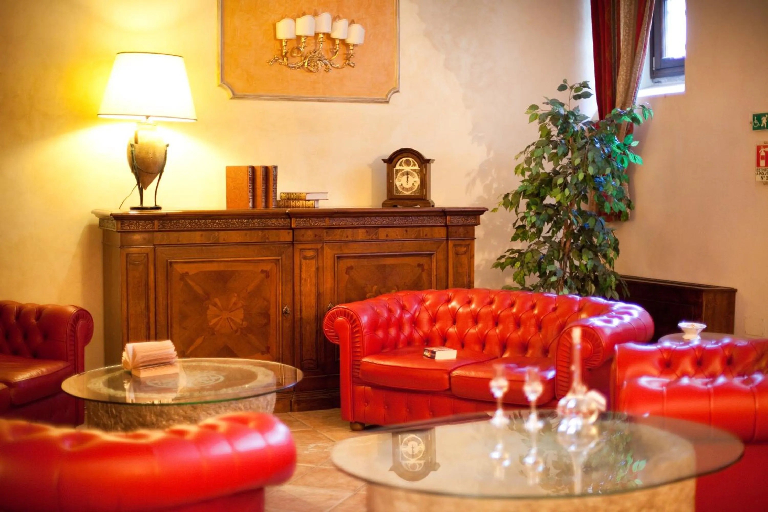 Communal lounge/ TV room in Hotel Villa Torre Antica