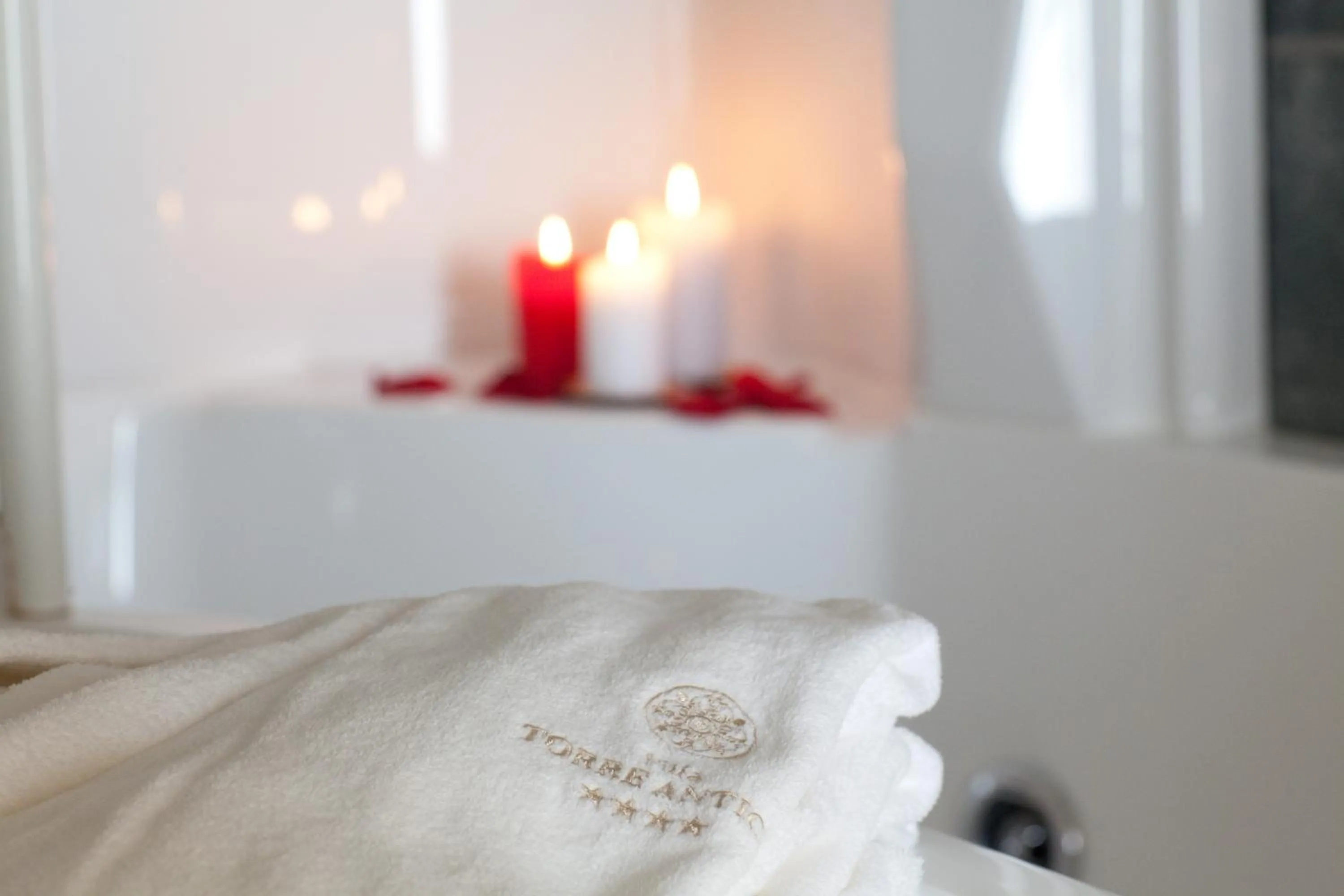 Bathroom, Bed in Hotel Villa Torre Antica