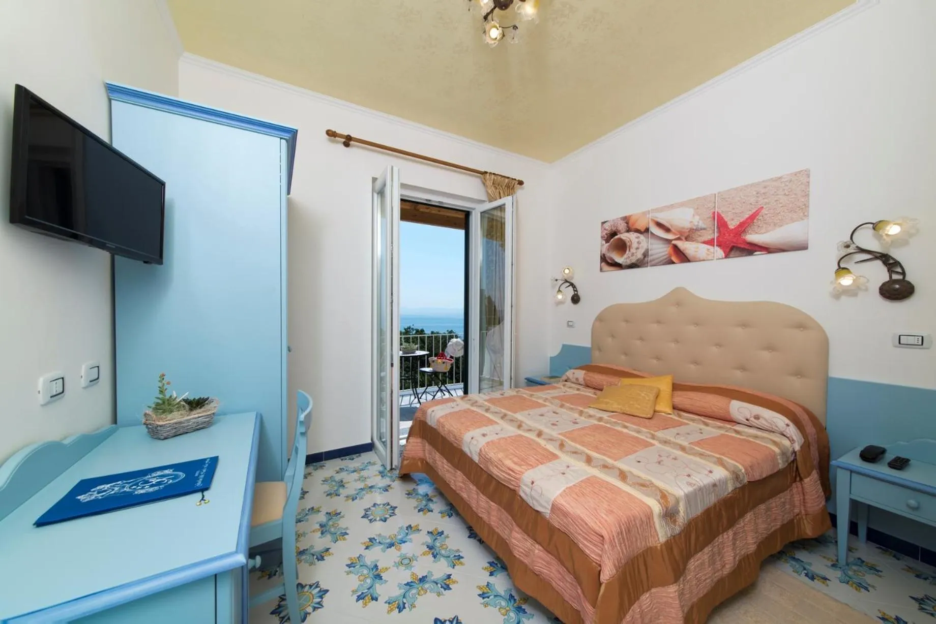 Bedroom, Bed in Hotel Giardino Delle Ninfe E La Fenice