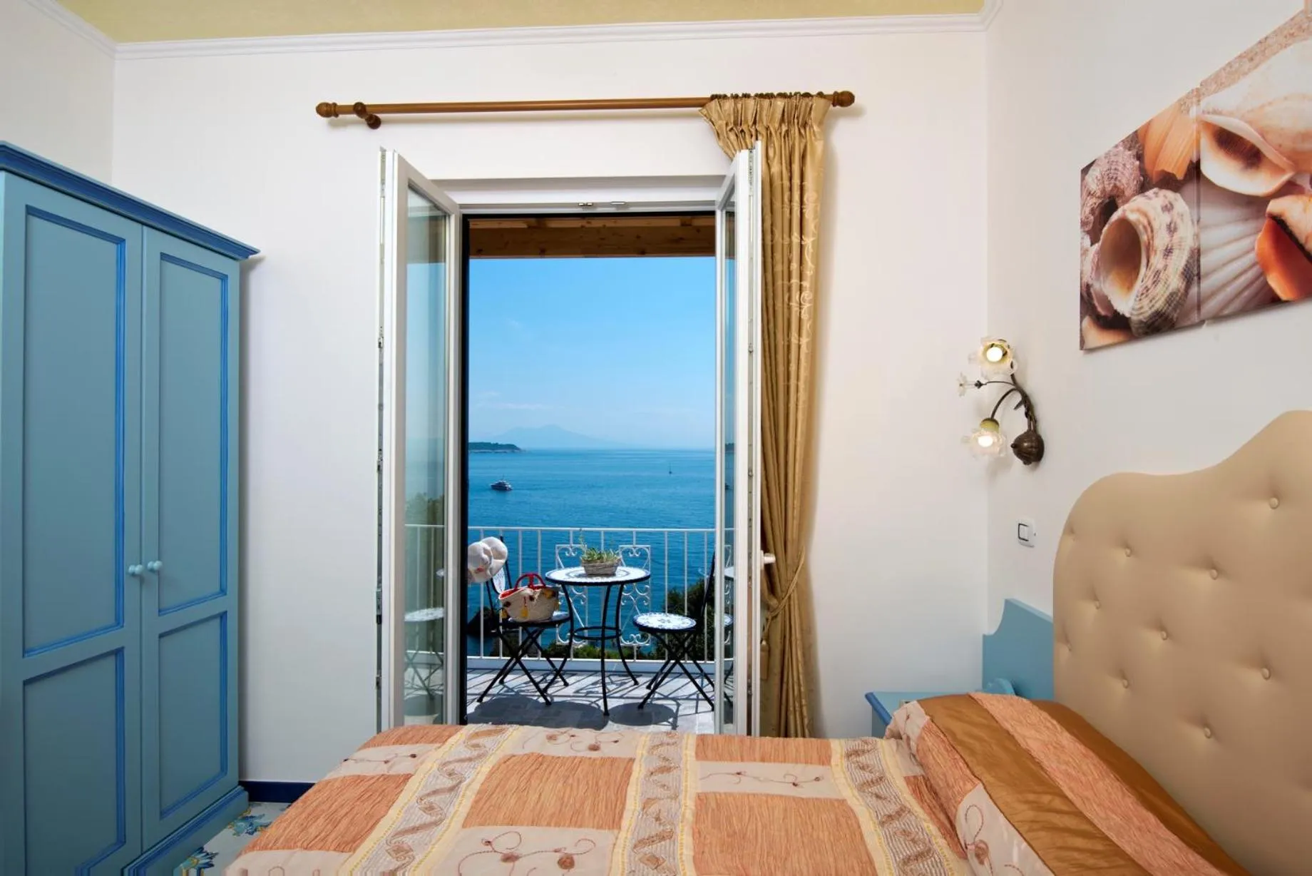 Sea view, Bed in Hotel Giardino Delle Ninfe E La Fenice