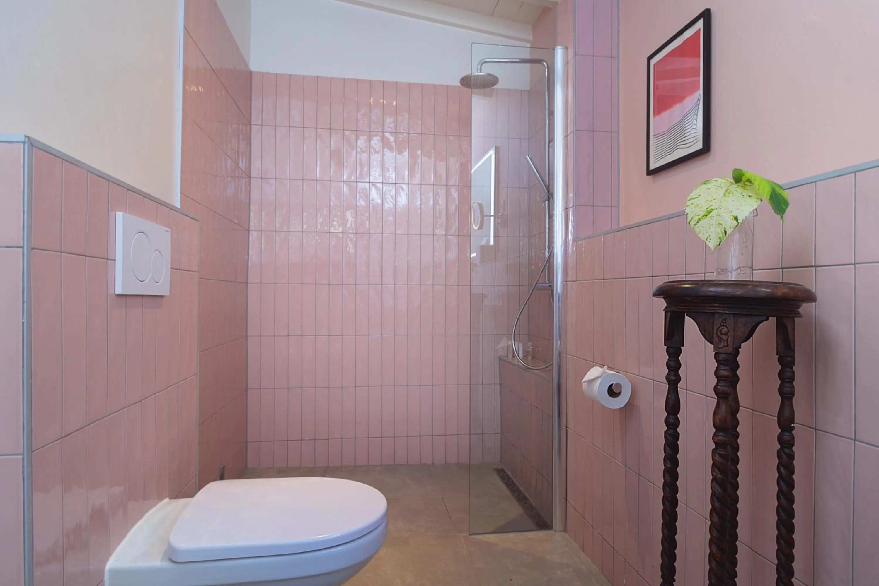 Shower in Kura Botanica Hotel