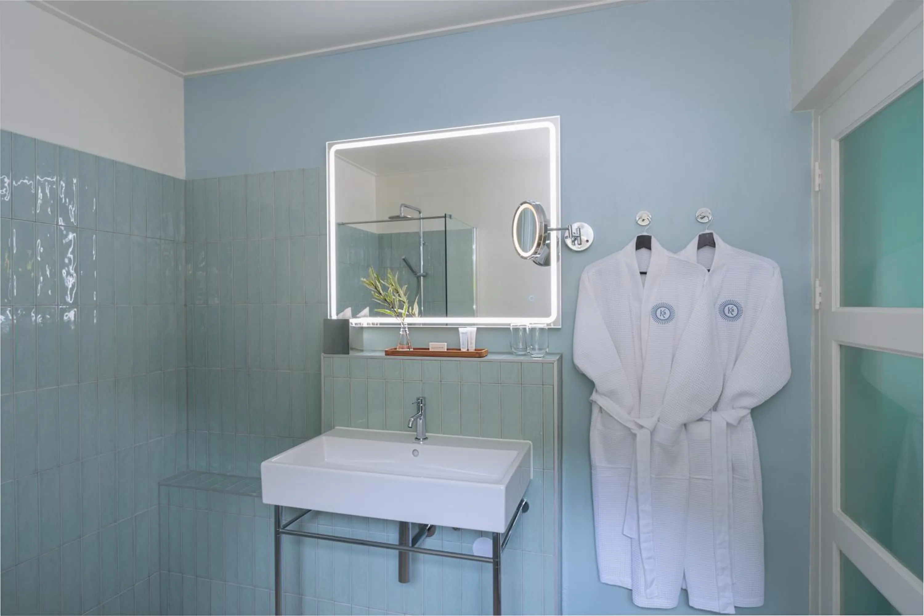 Shower in Kura Botanica Hotel