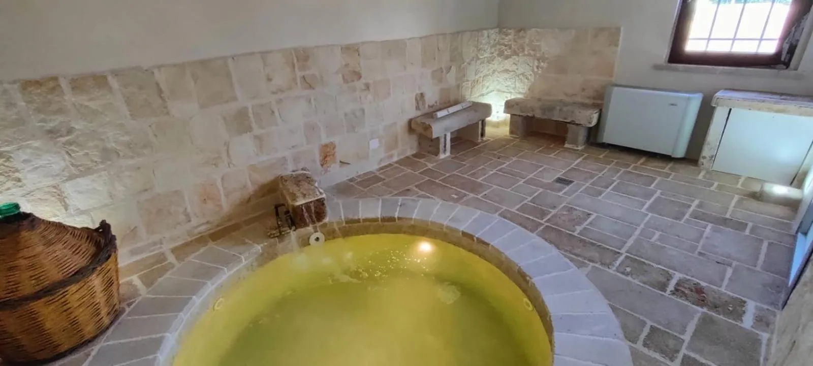 Hot Tub in Casolare Lodedo