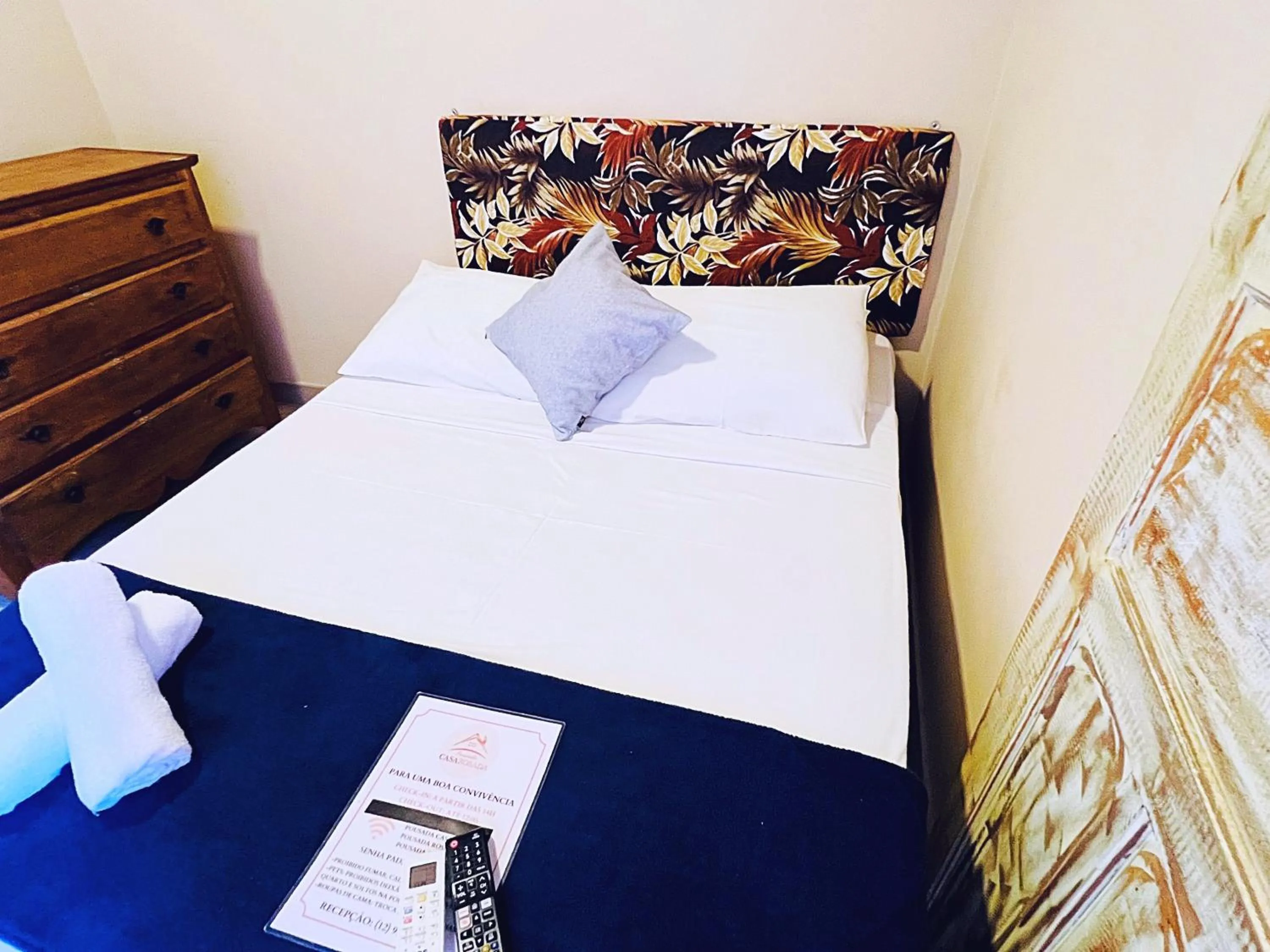 Budget Double Room in Pousada Casa Rosada Ilhabela