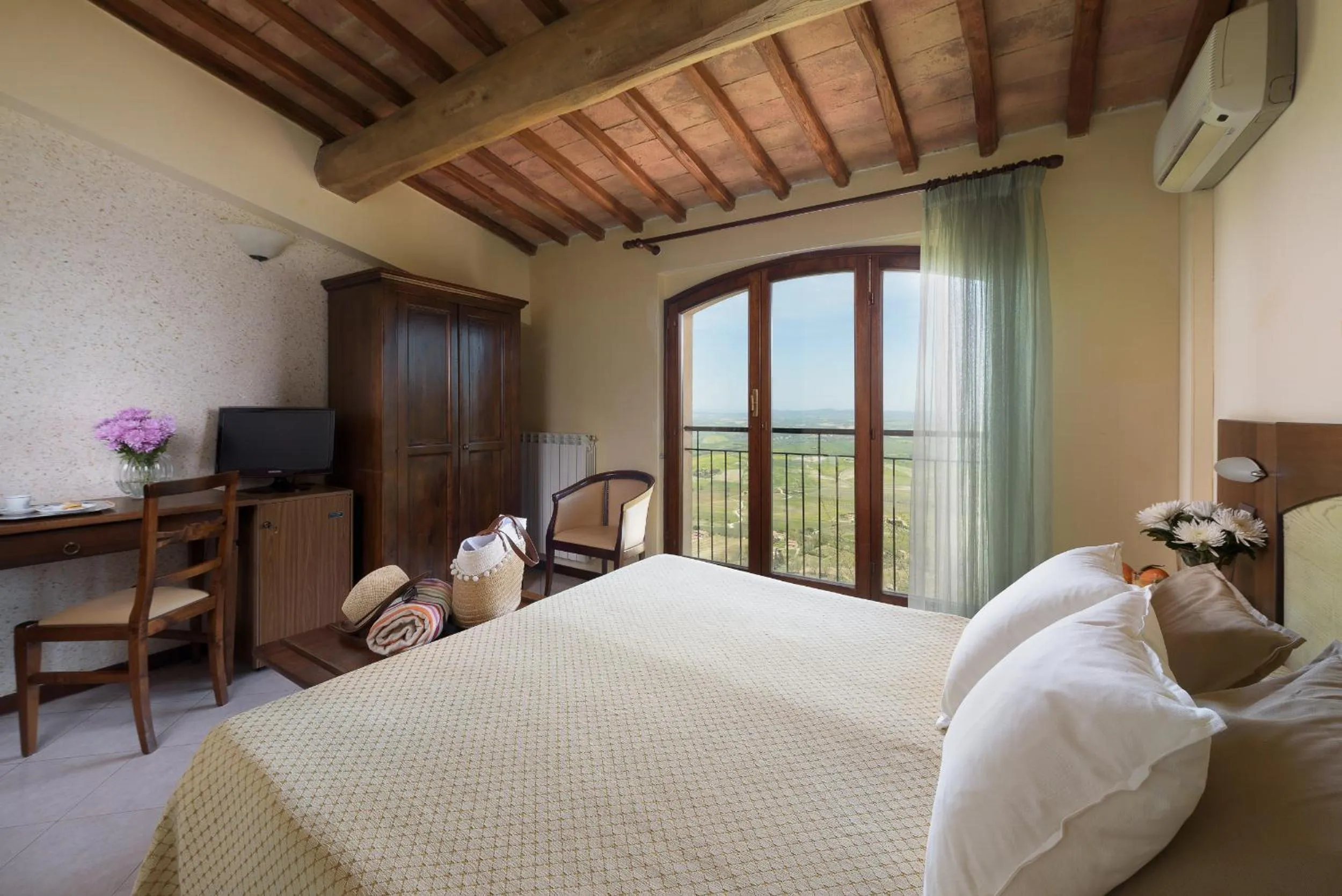 View (from property/room), Bed in Hotel Dei Capitani