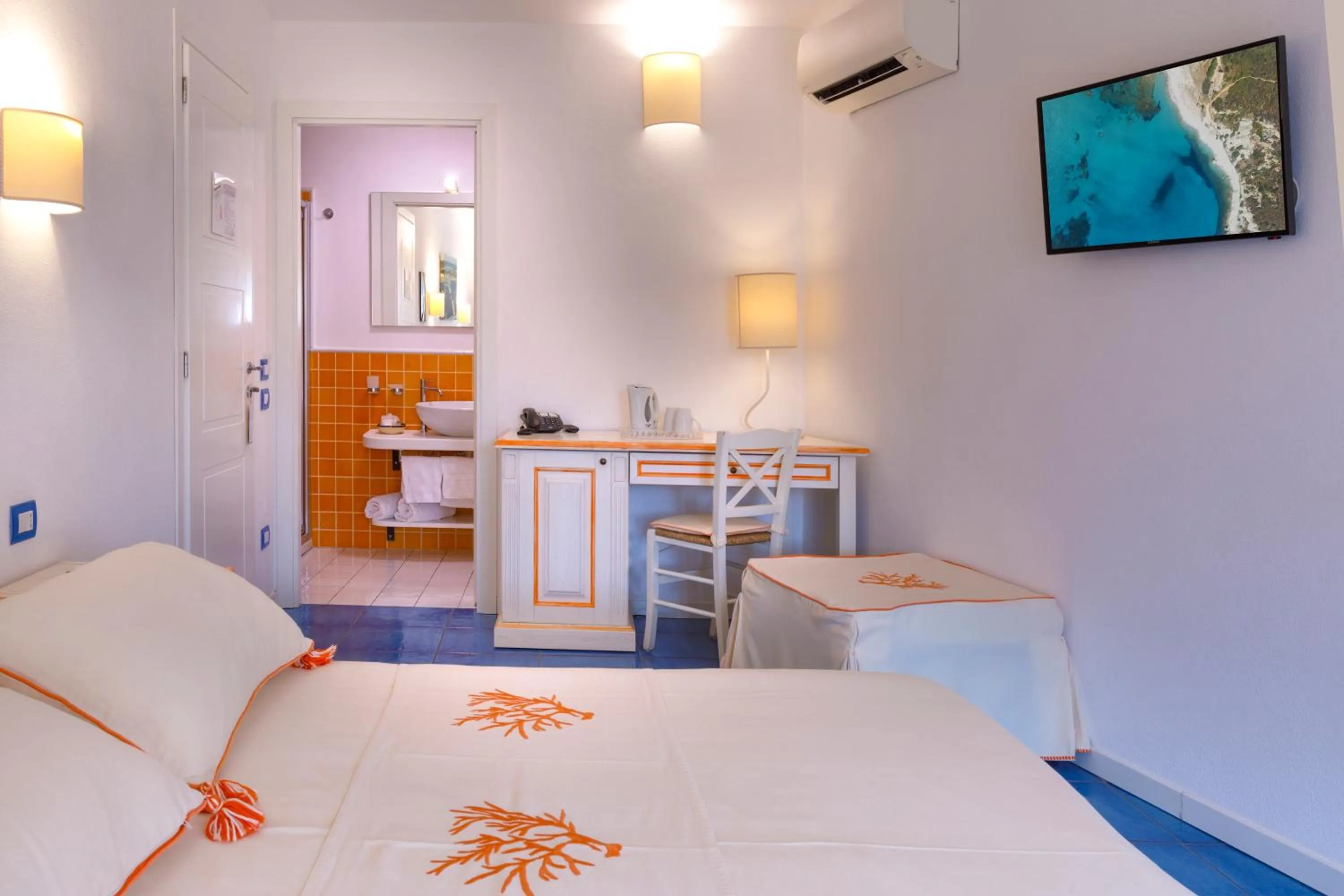 Photo of the whole room, Bed in Janas Hotel