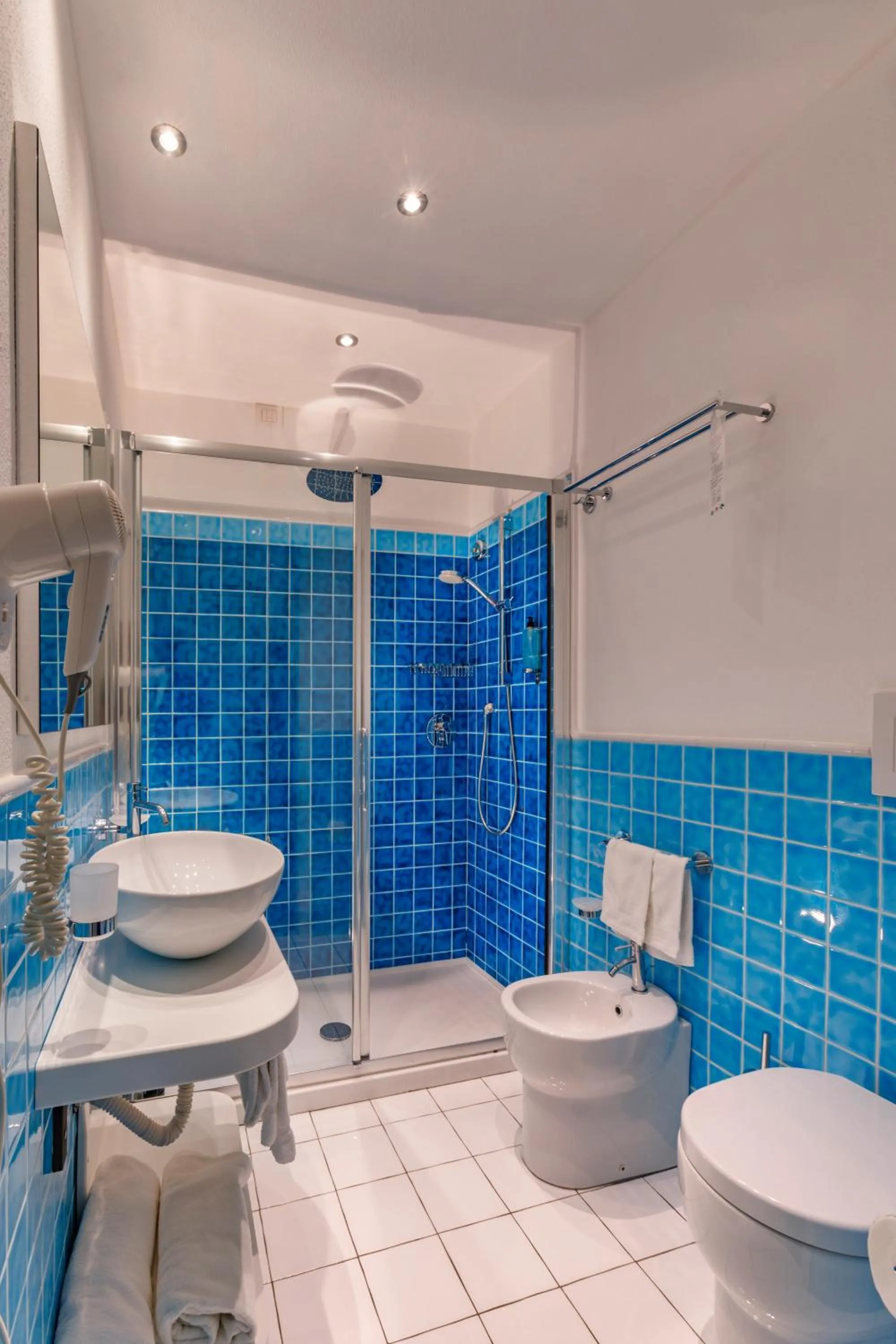 Bathroom in Janas Hotel