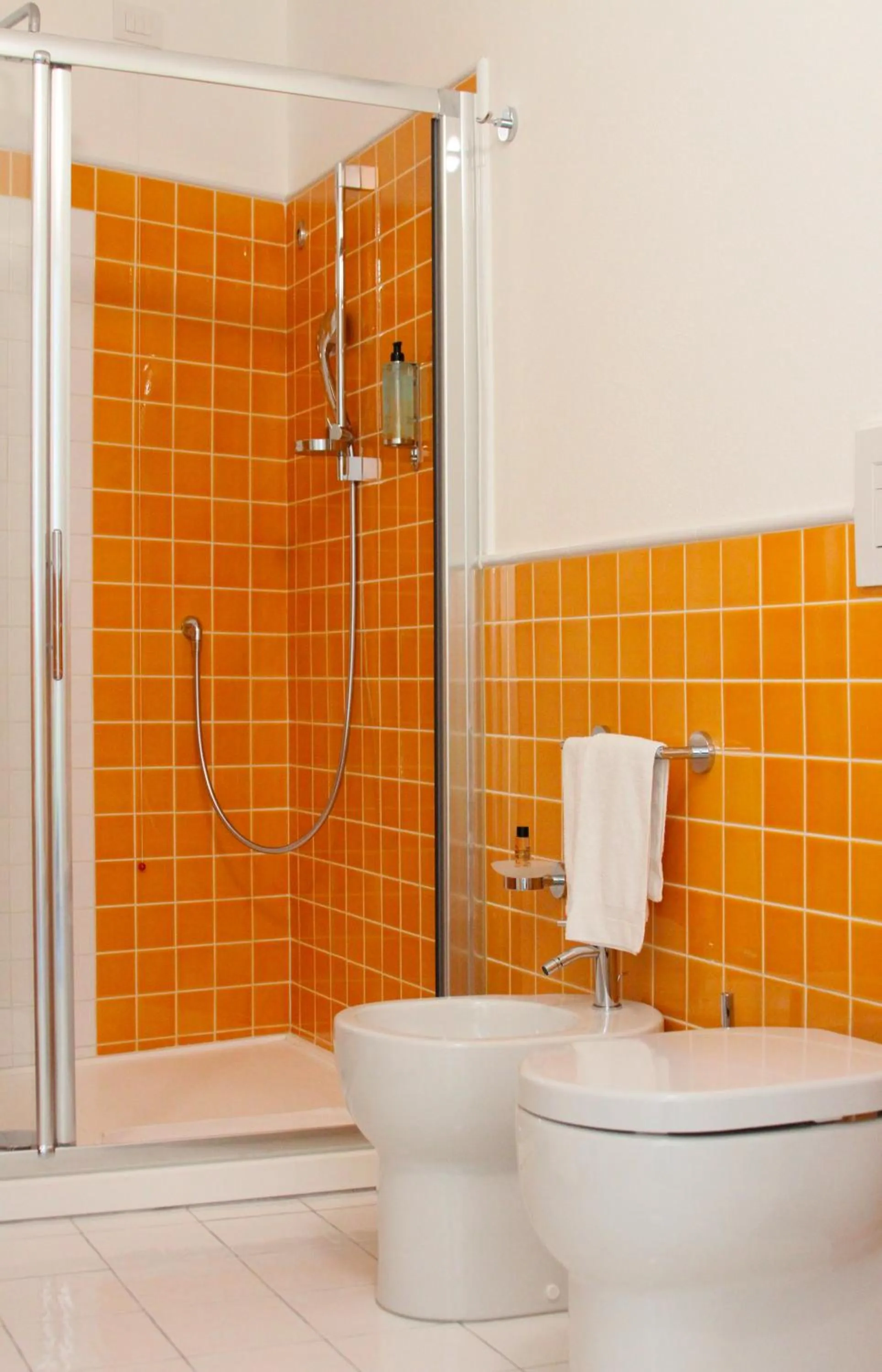 Bathroom in Janas Hotel