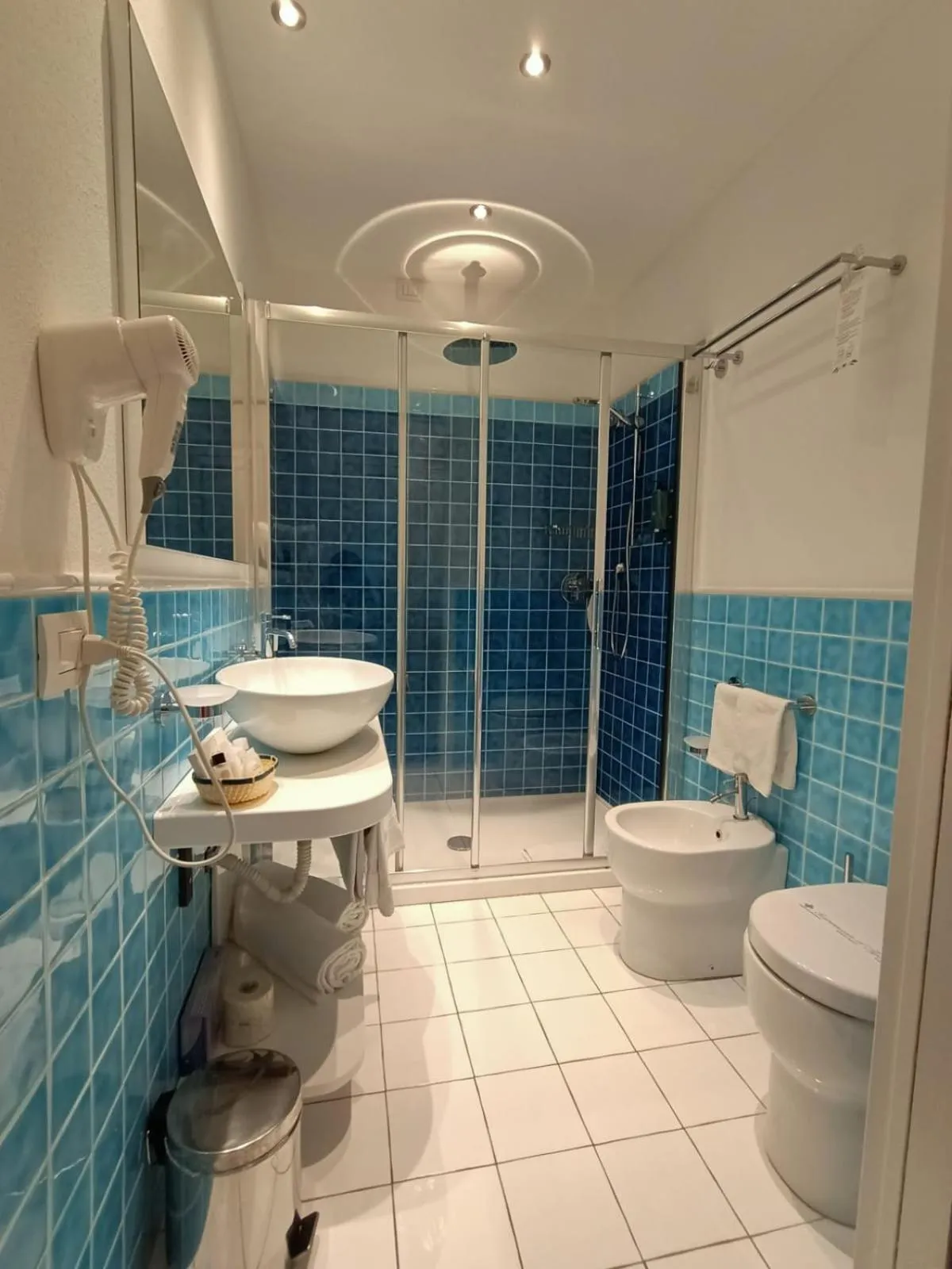 Bathroom in Janas Hotel