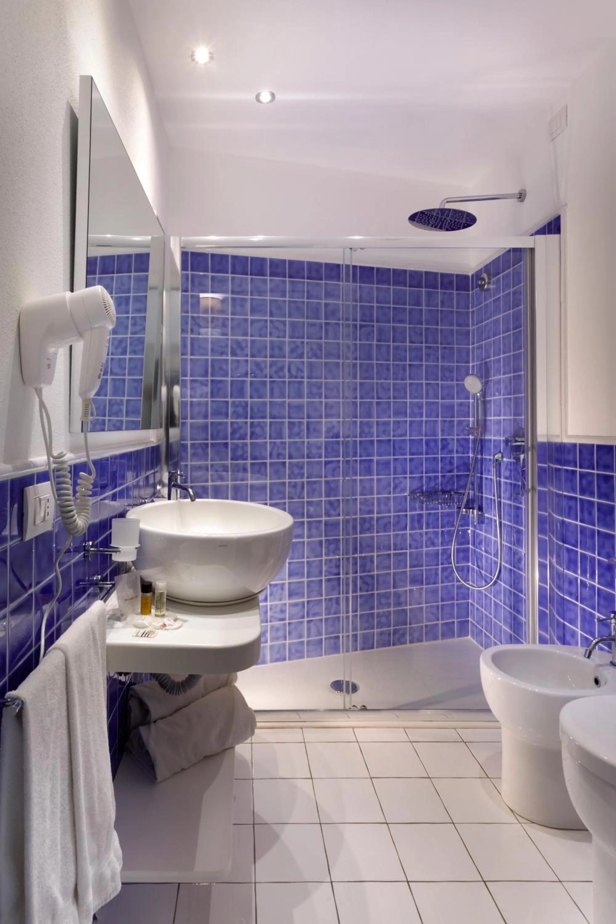 Bathroom in Janas Hotel