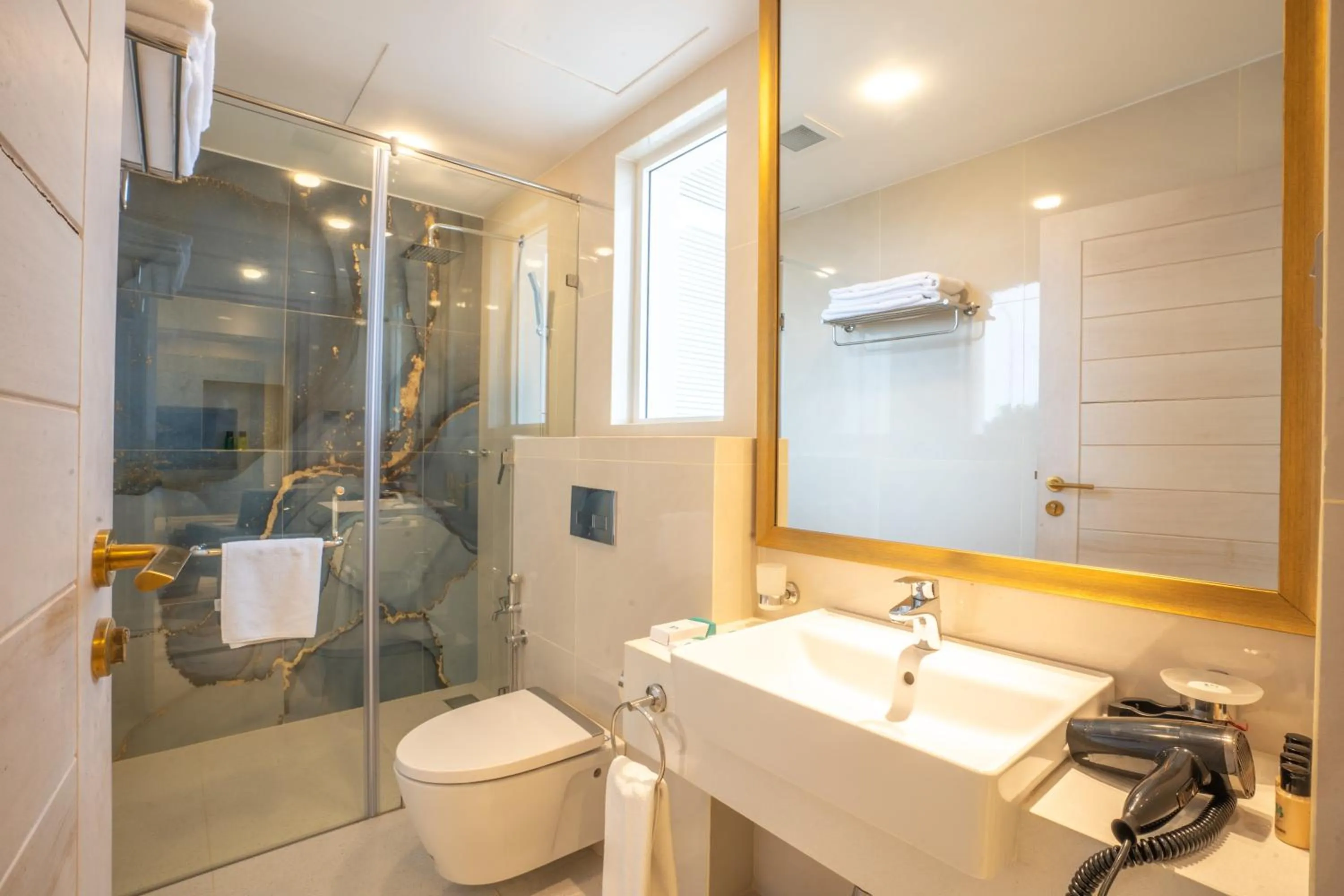 Shower in Marine Bay Colombo