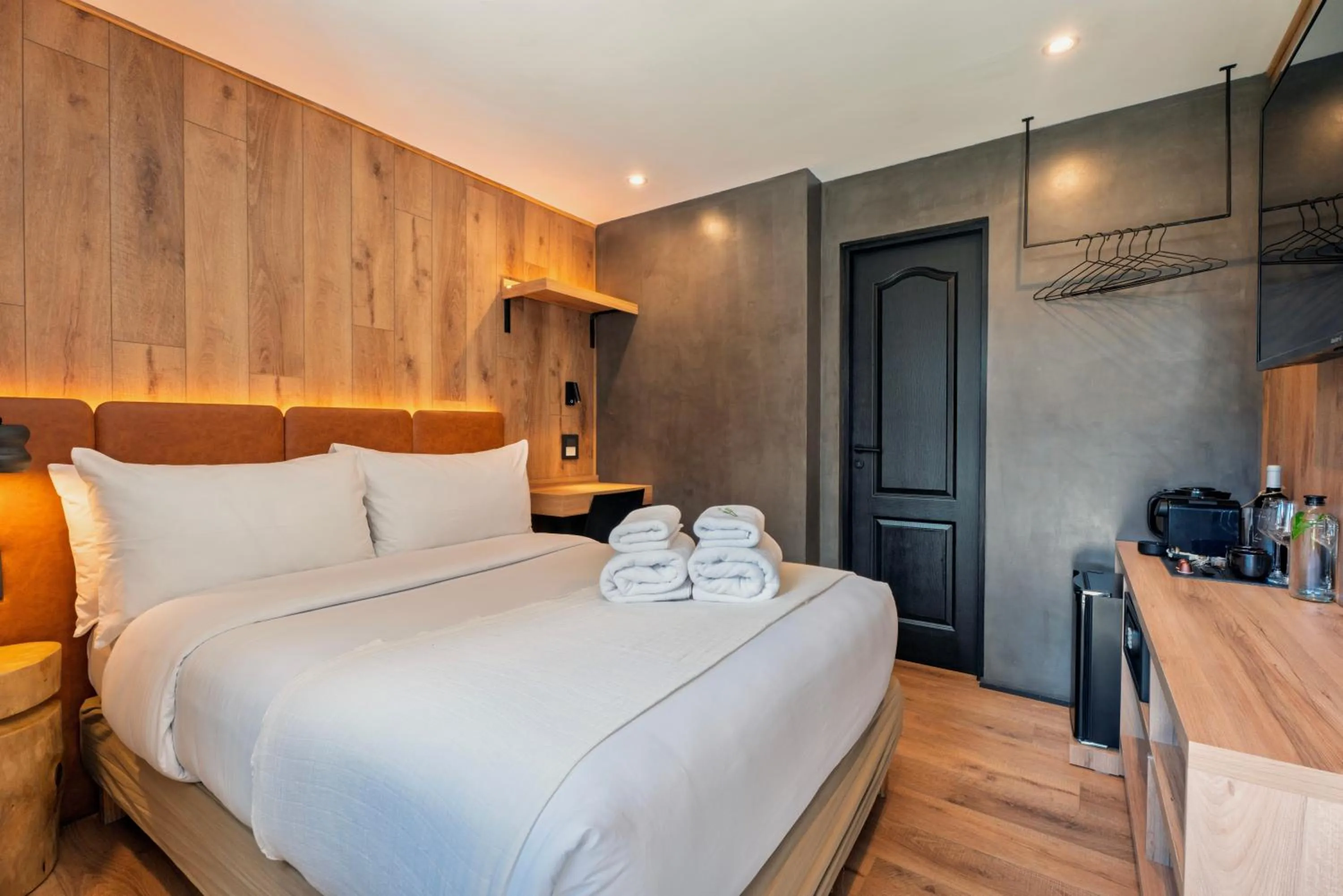 Bathroom, Bed in Montano Boutique Suites