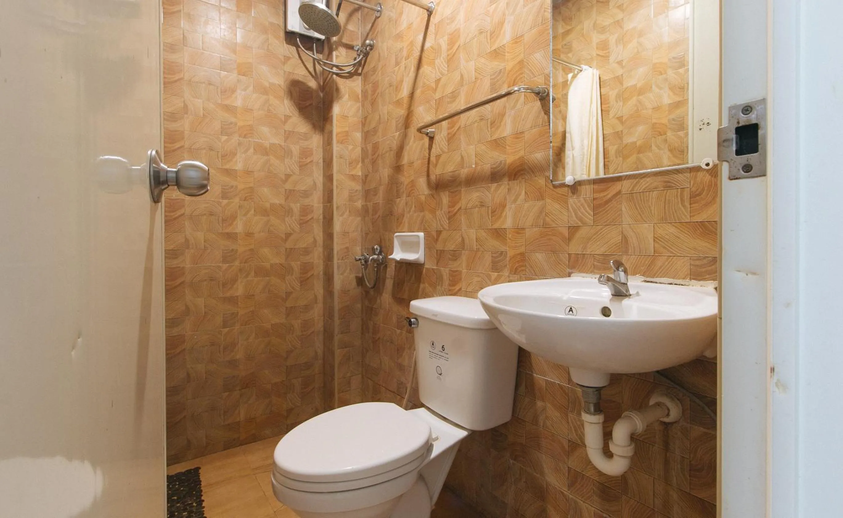 Shower in RedDoorz at Guimod Transient House Ilocos Sur