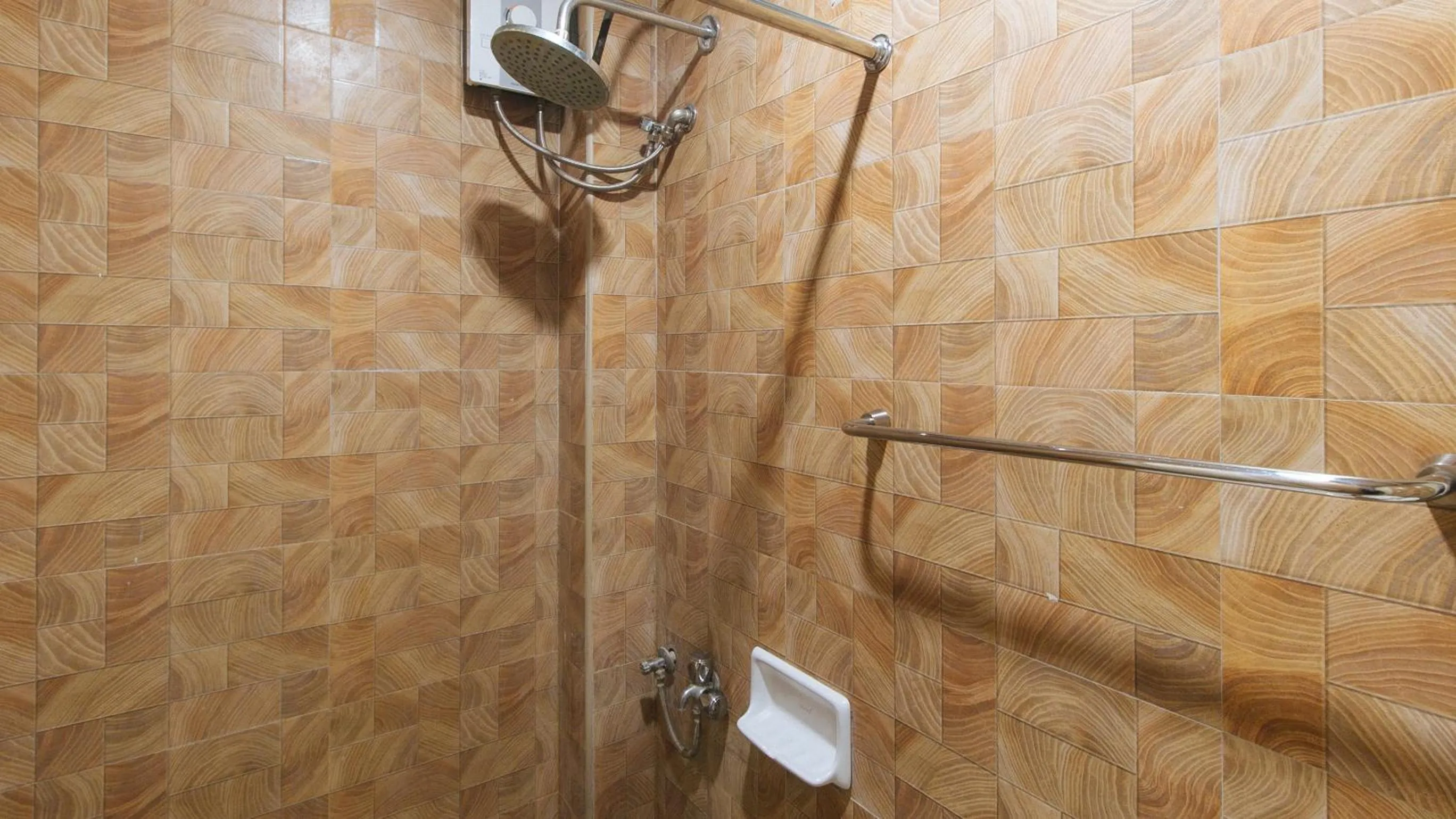 Shower in RedDoorz at Guimod Transient House Ilocos Sur