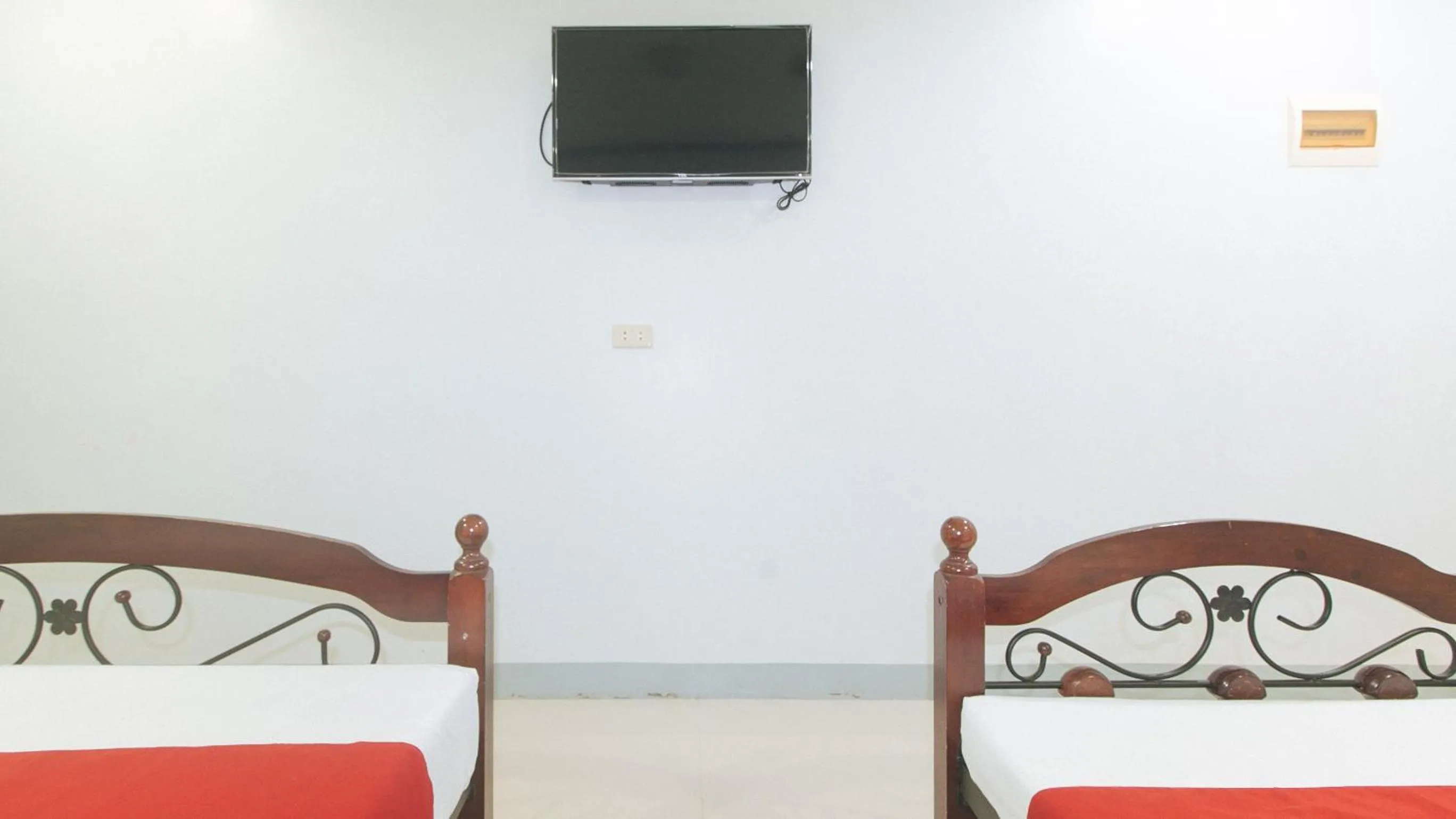 TV and multimedia, Bed in RedDoorz at Guimod Transient House Ilocos Sur