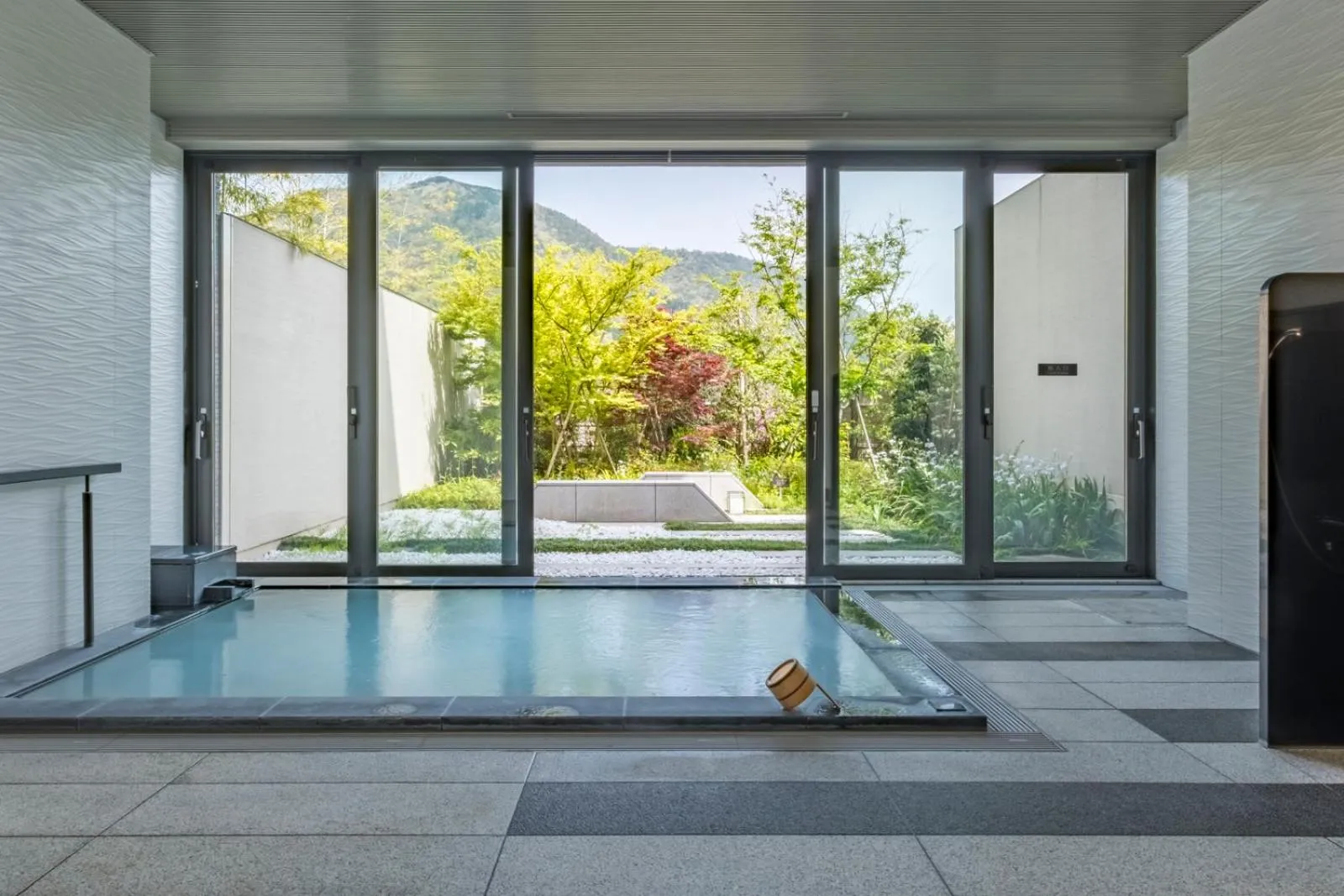 Area and facilities in Hakone Gora KARAKU