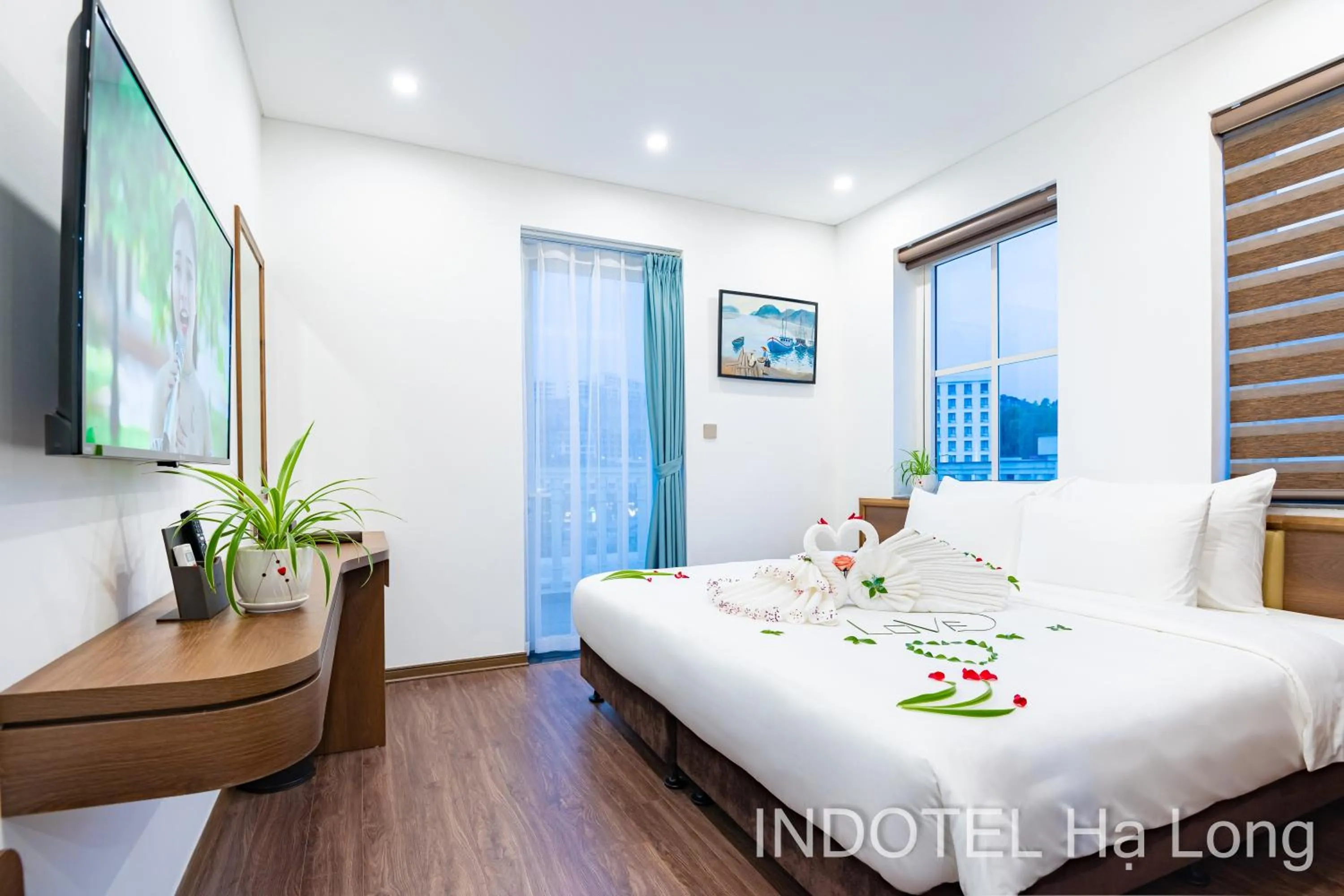 Communal lounge/ TV room, Bed in INDOTEL HALONG HOTEL