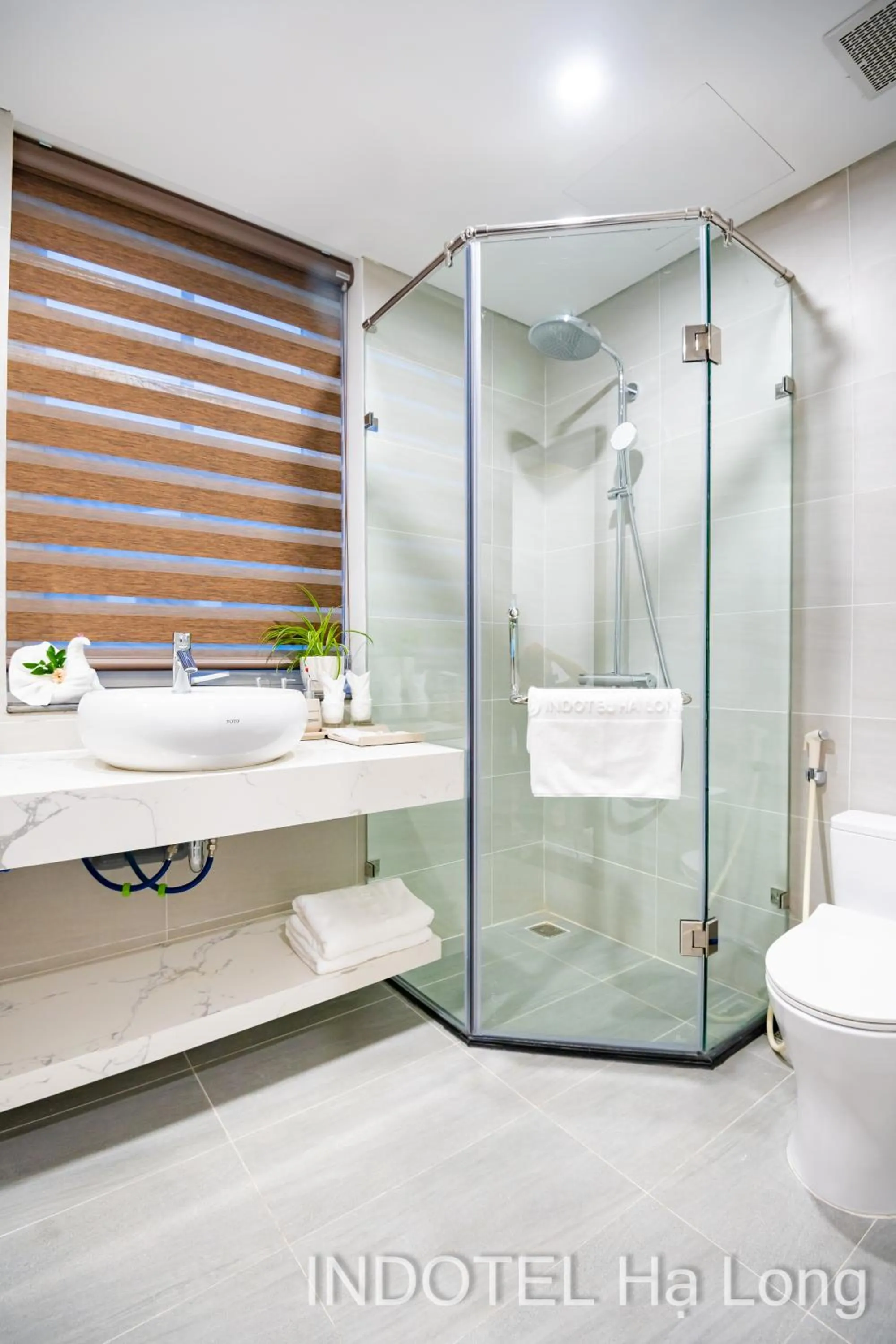 Shower in INDOTEL HALONG HOTEL