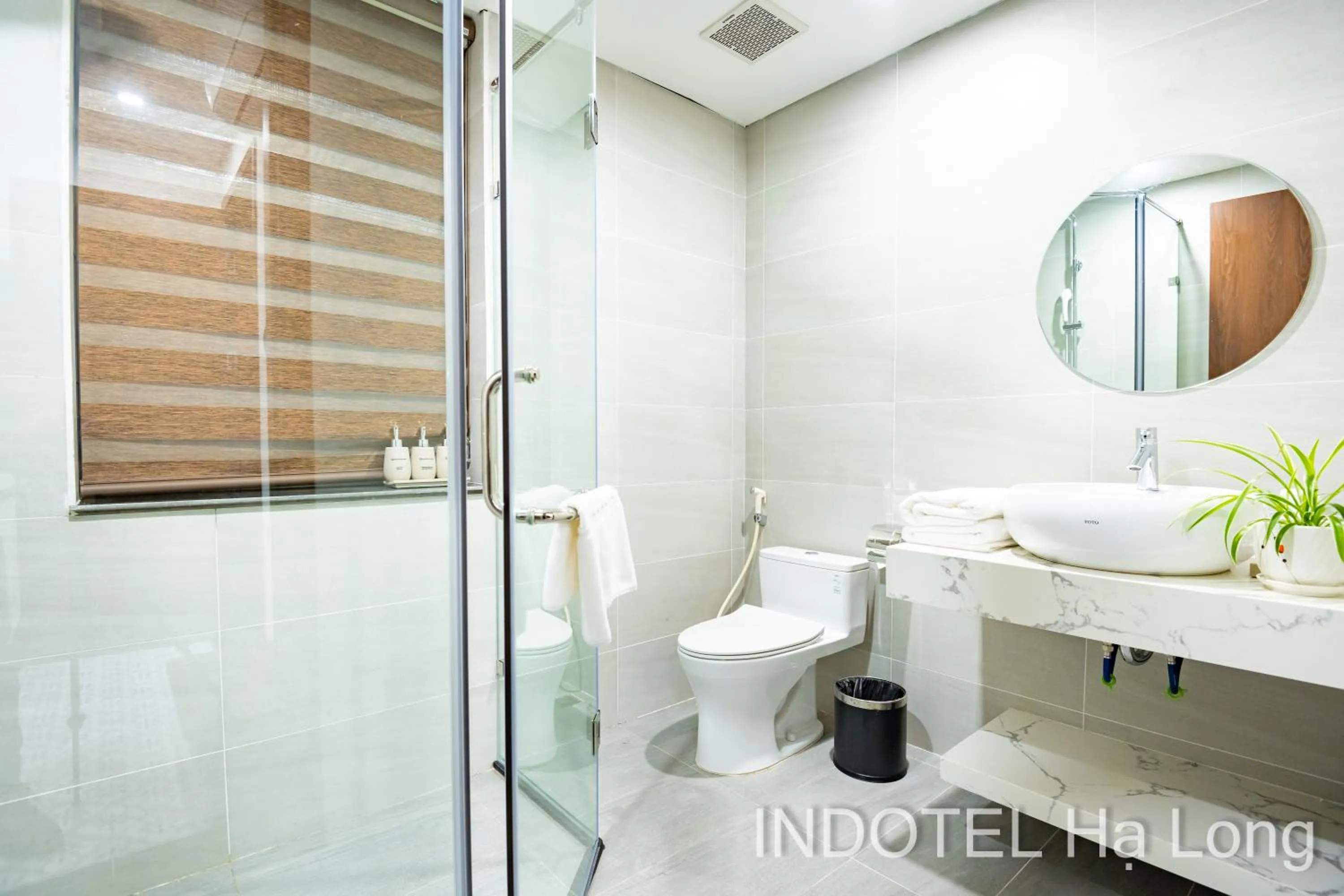 Shower in INDOTEL HALONG HOTEL