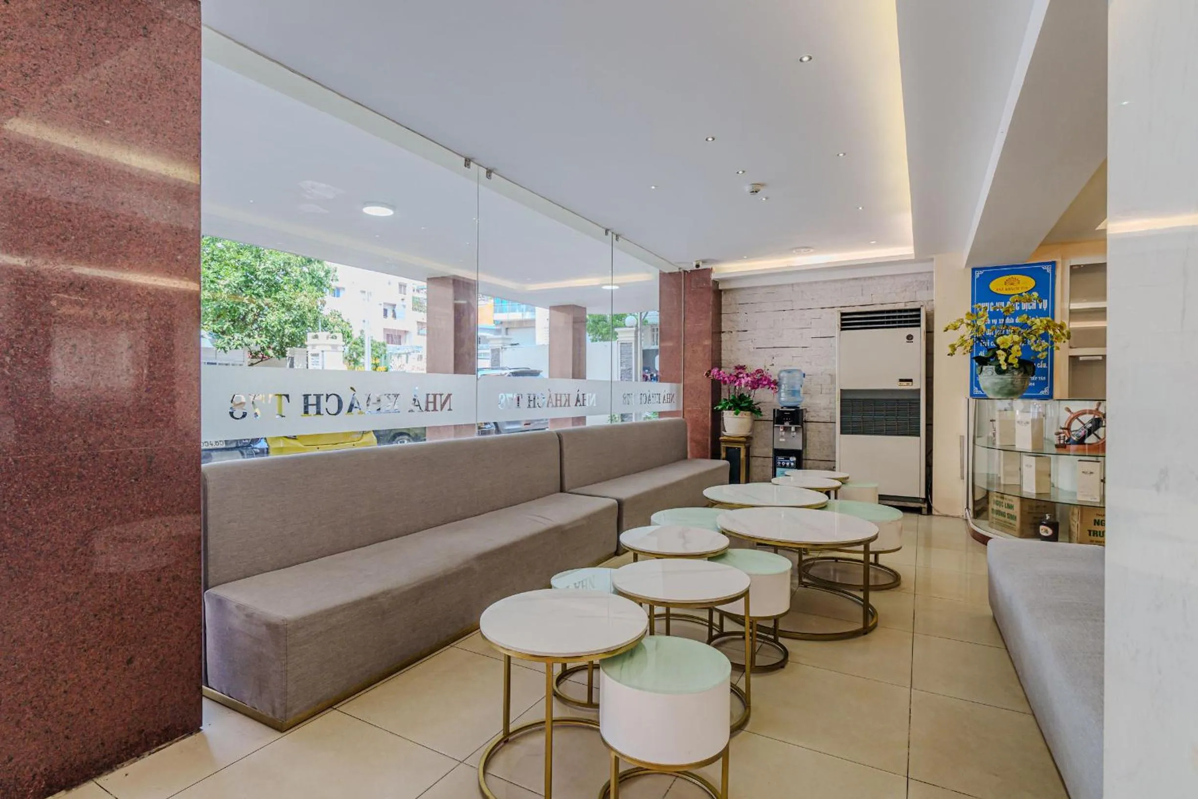 Communal lounge/ TV room in T78 Hotel Managed by Nha khach T78