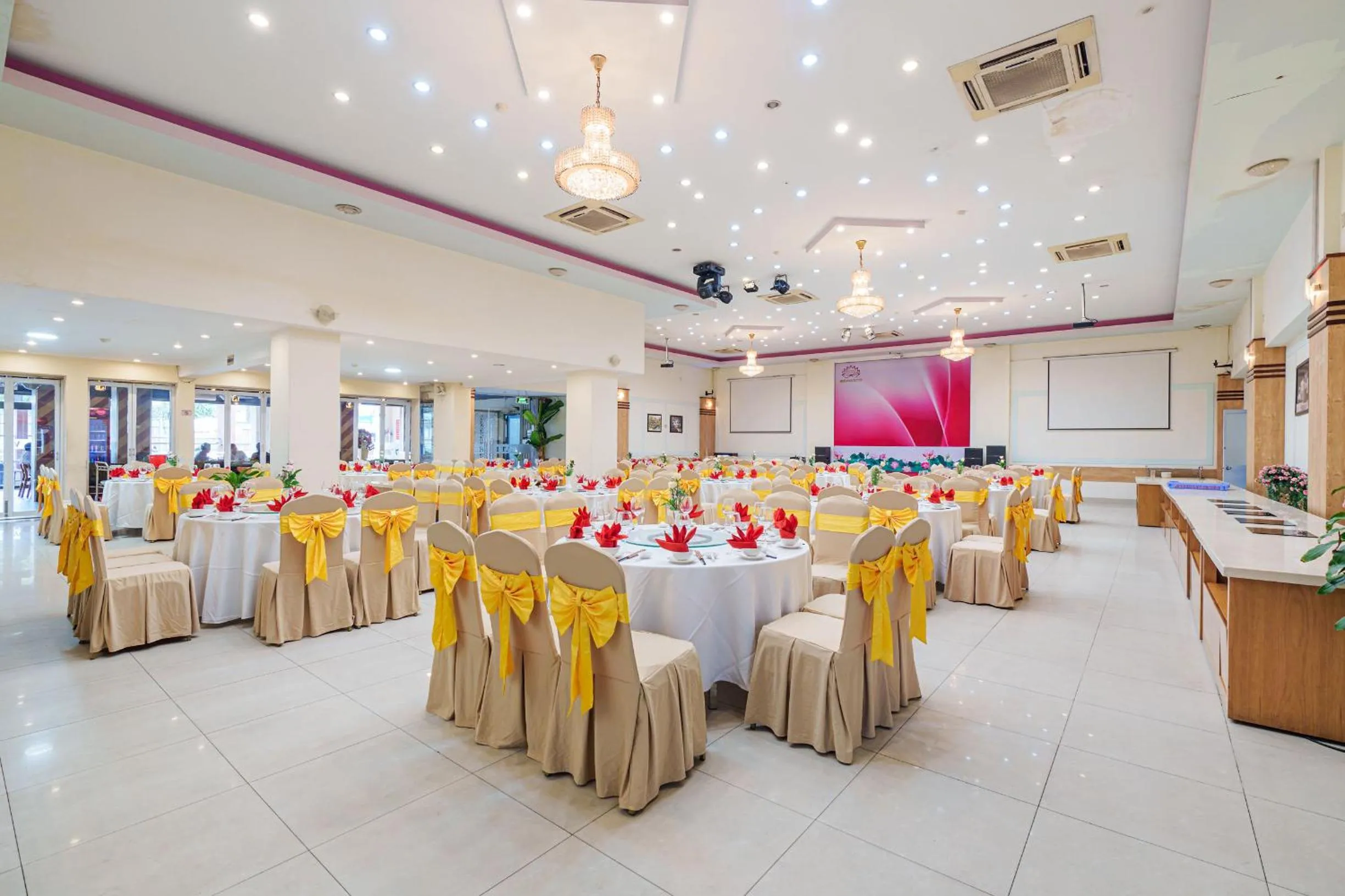 Restaurant/places to eat in T78 Hotel Managed by Nha khach T78