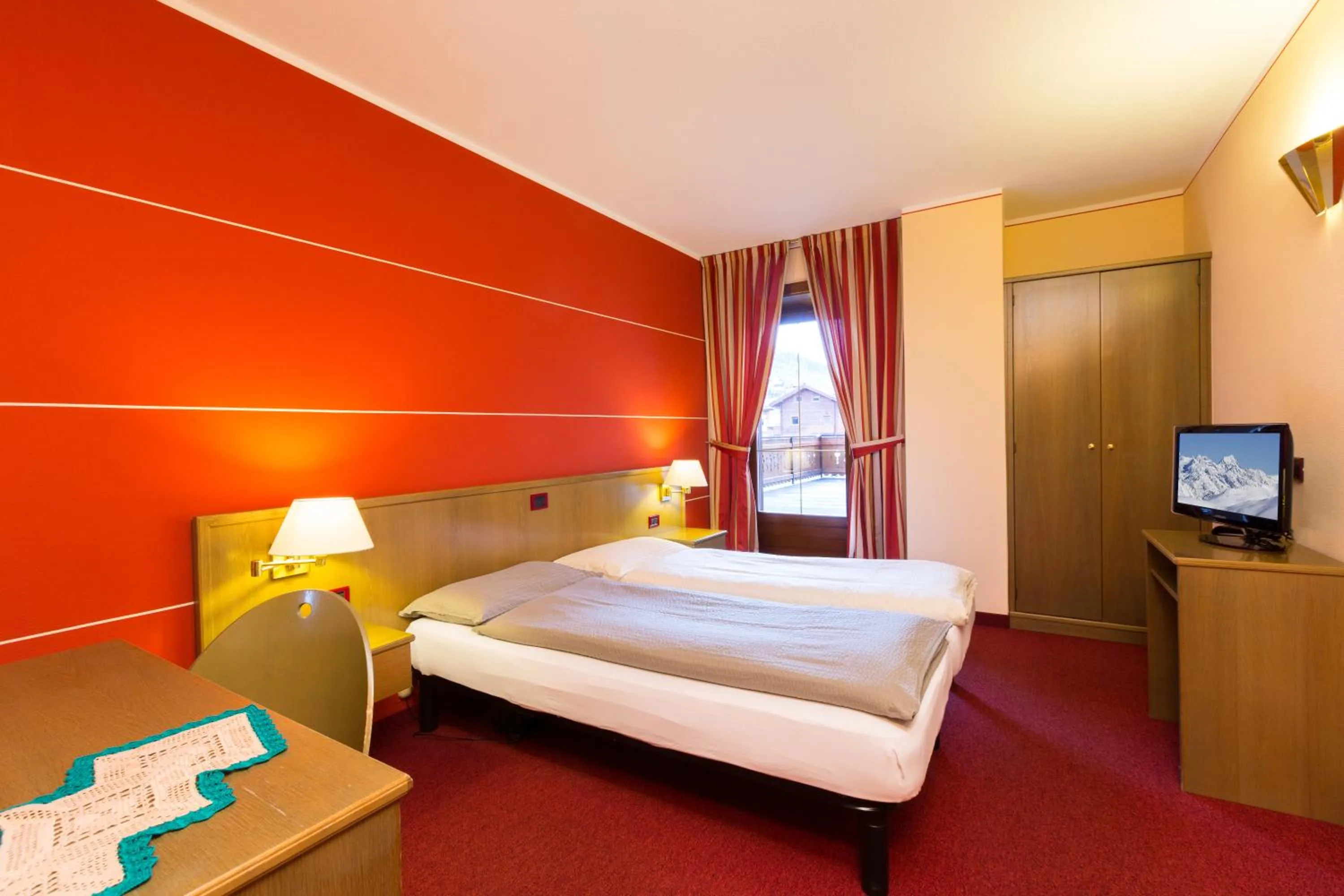 Bedroom, Bed in Hotel Krone