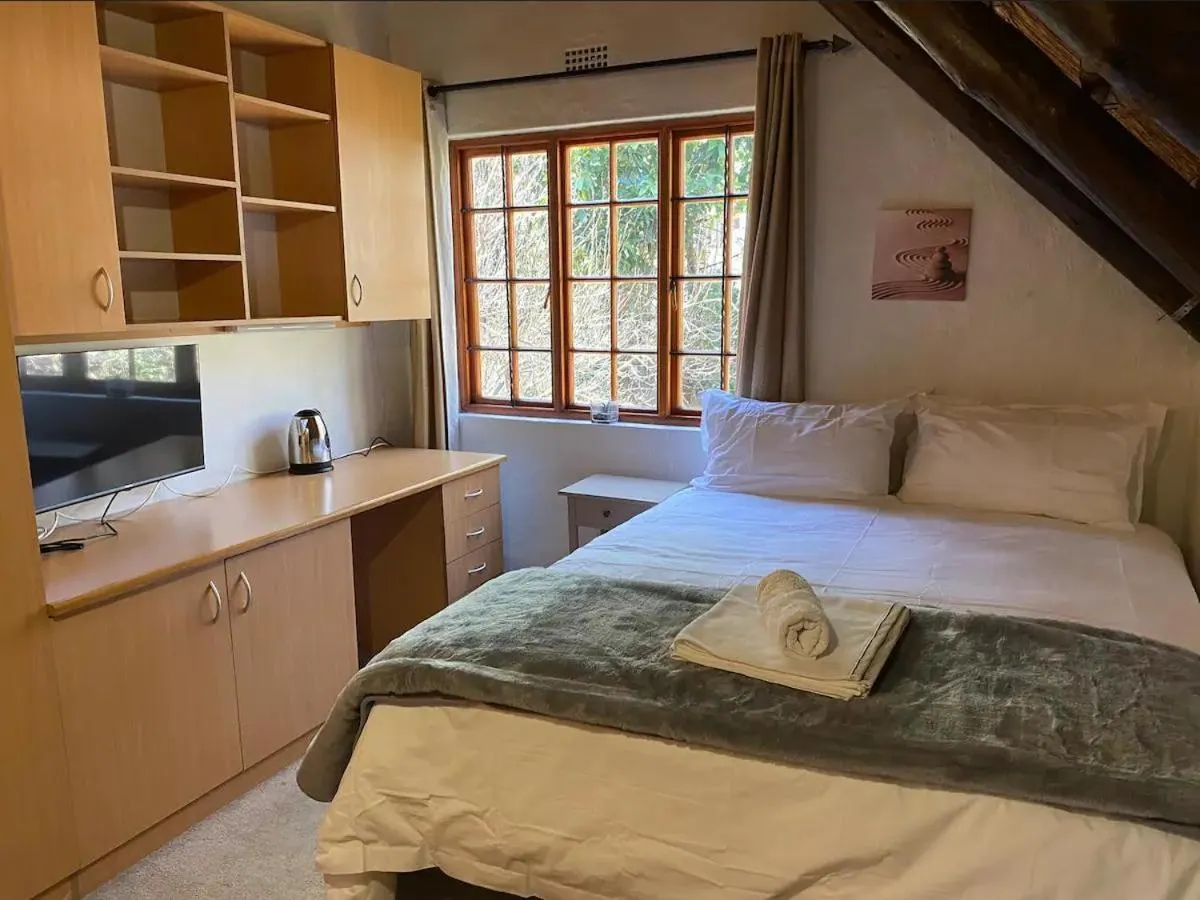 Photo of the whole room, Bed in Tuscan Rose