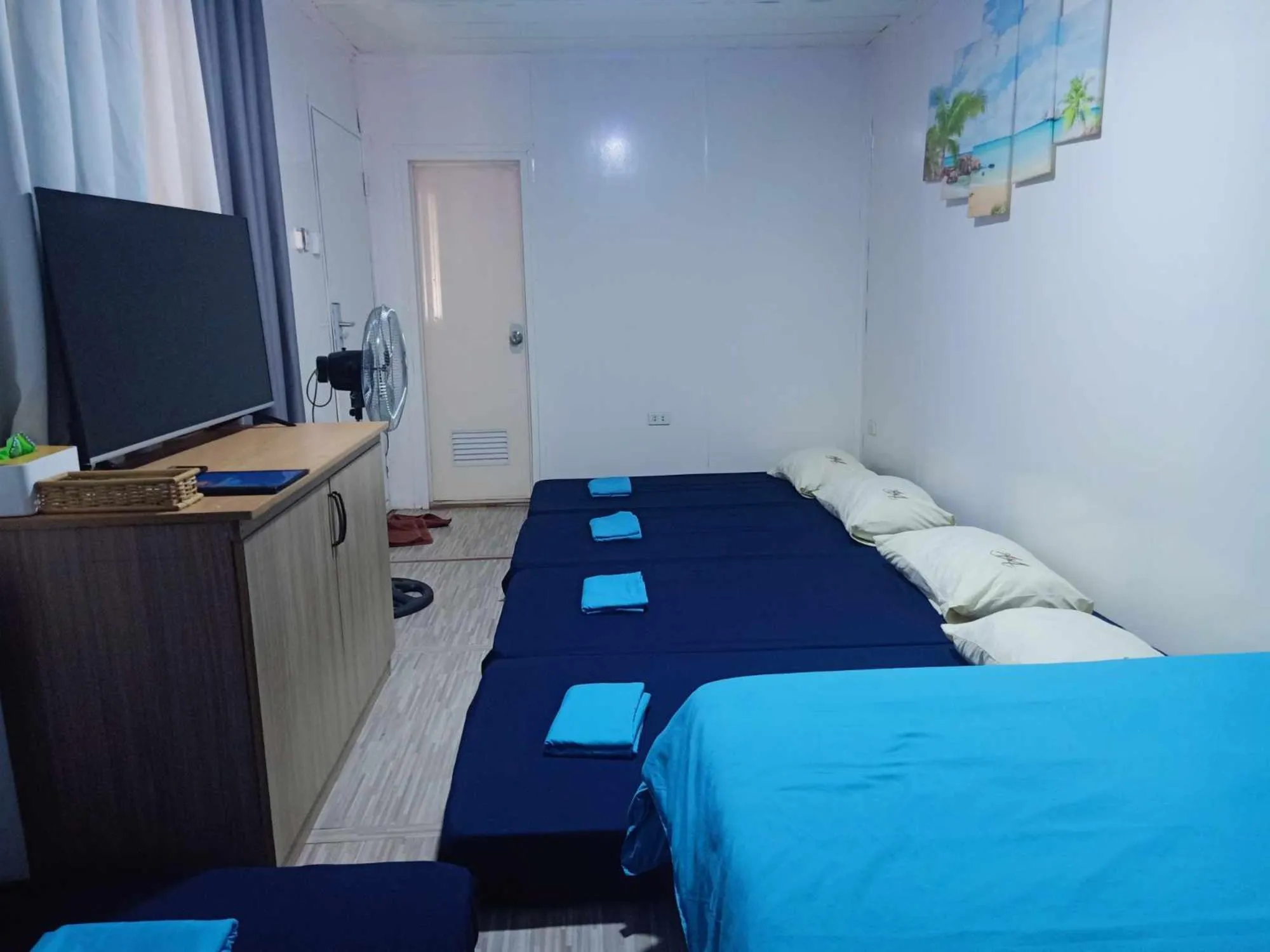 Photo of the whole room, Bed in A&A of the North