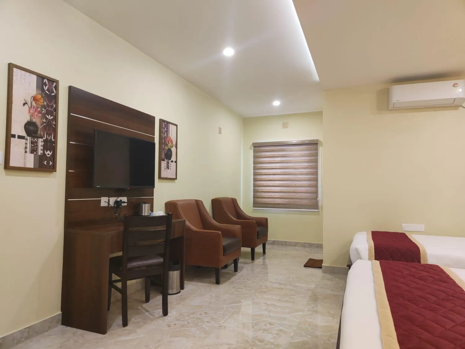 Photo of the whole room, Bed in Eshanya Comforts