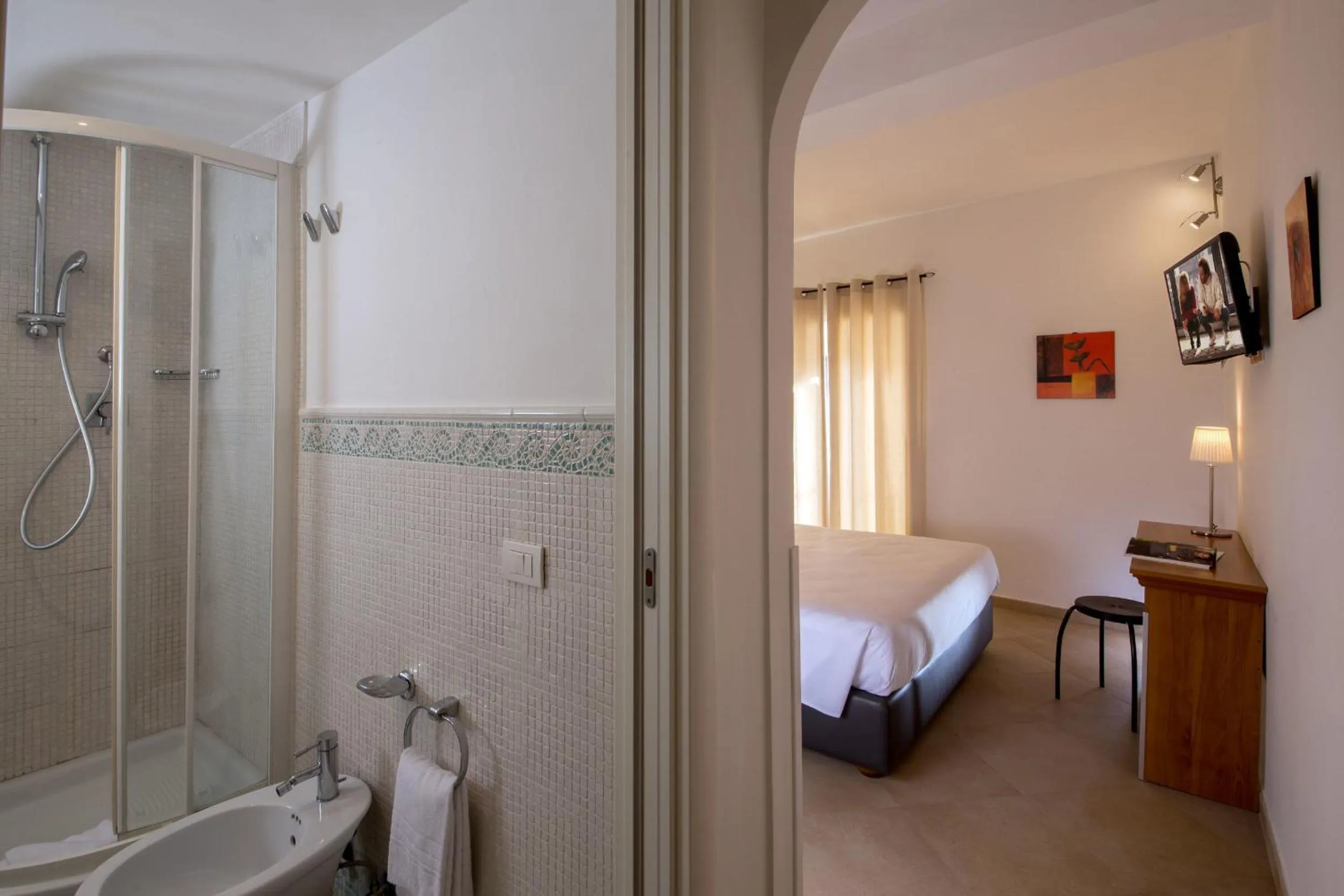 Shower, Bed in Suite Artis Barberini