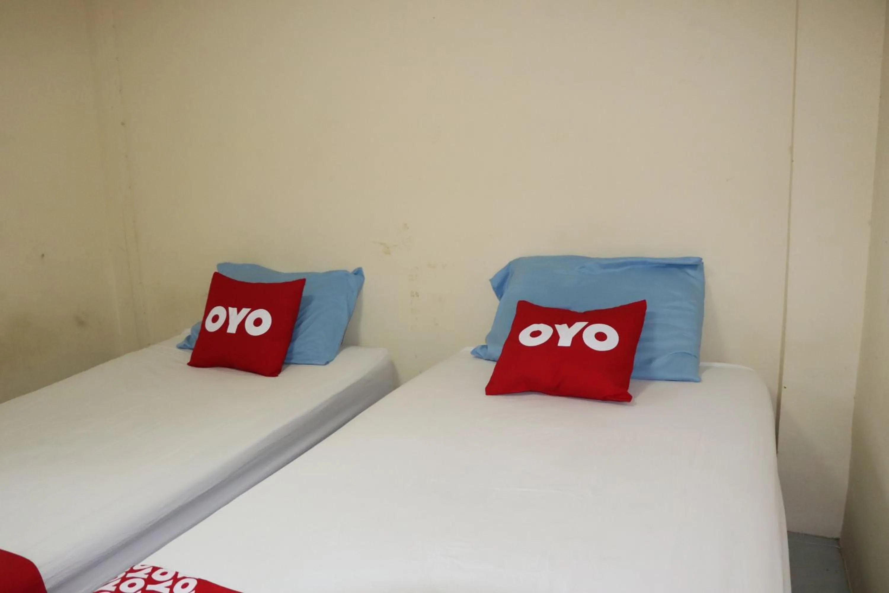 Bedroom in OYO 75408 Tipsiri Place