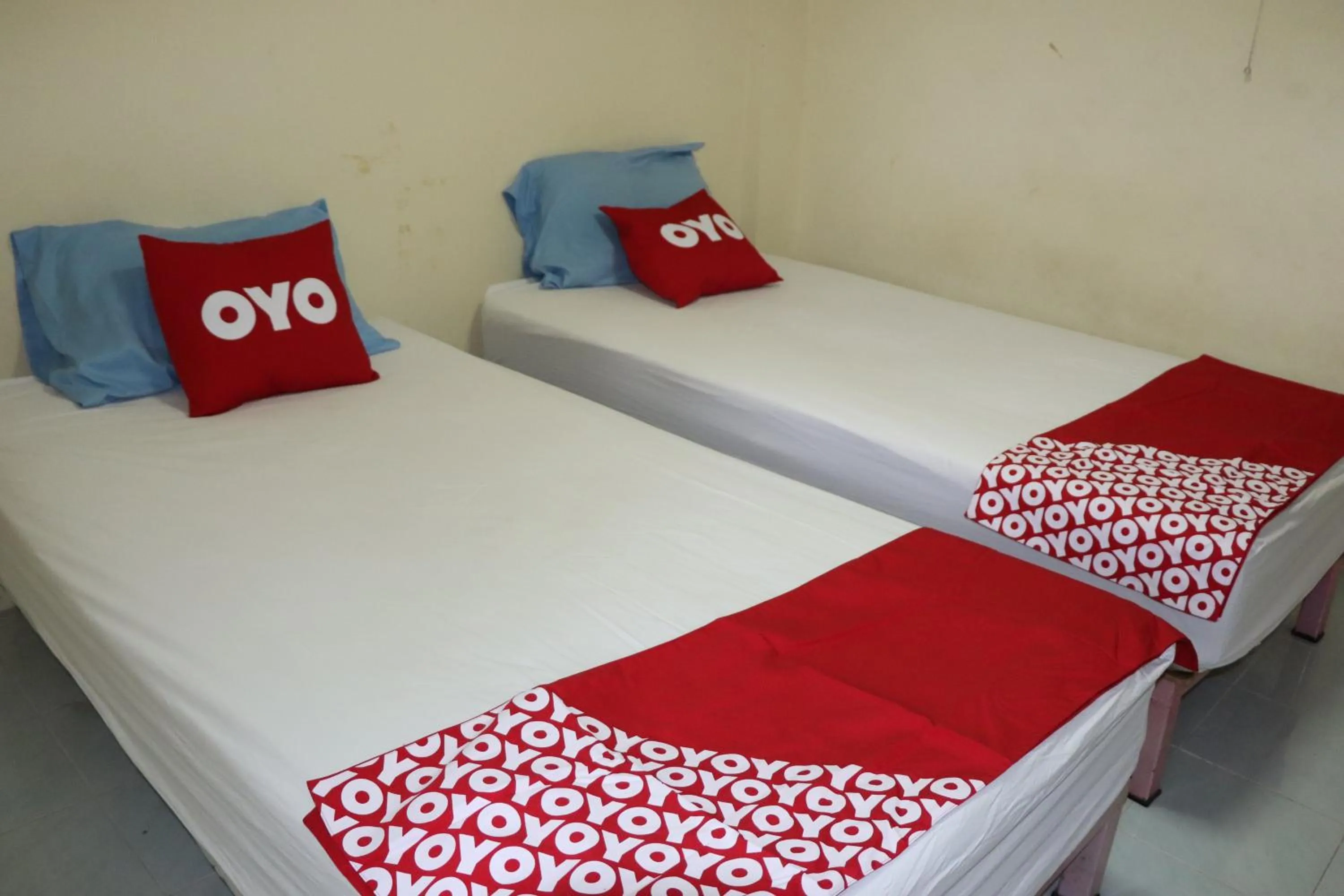 Bedroom in OYO 75408 Tipsiri Place