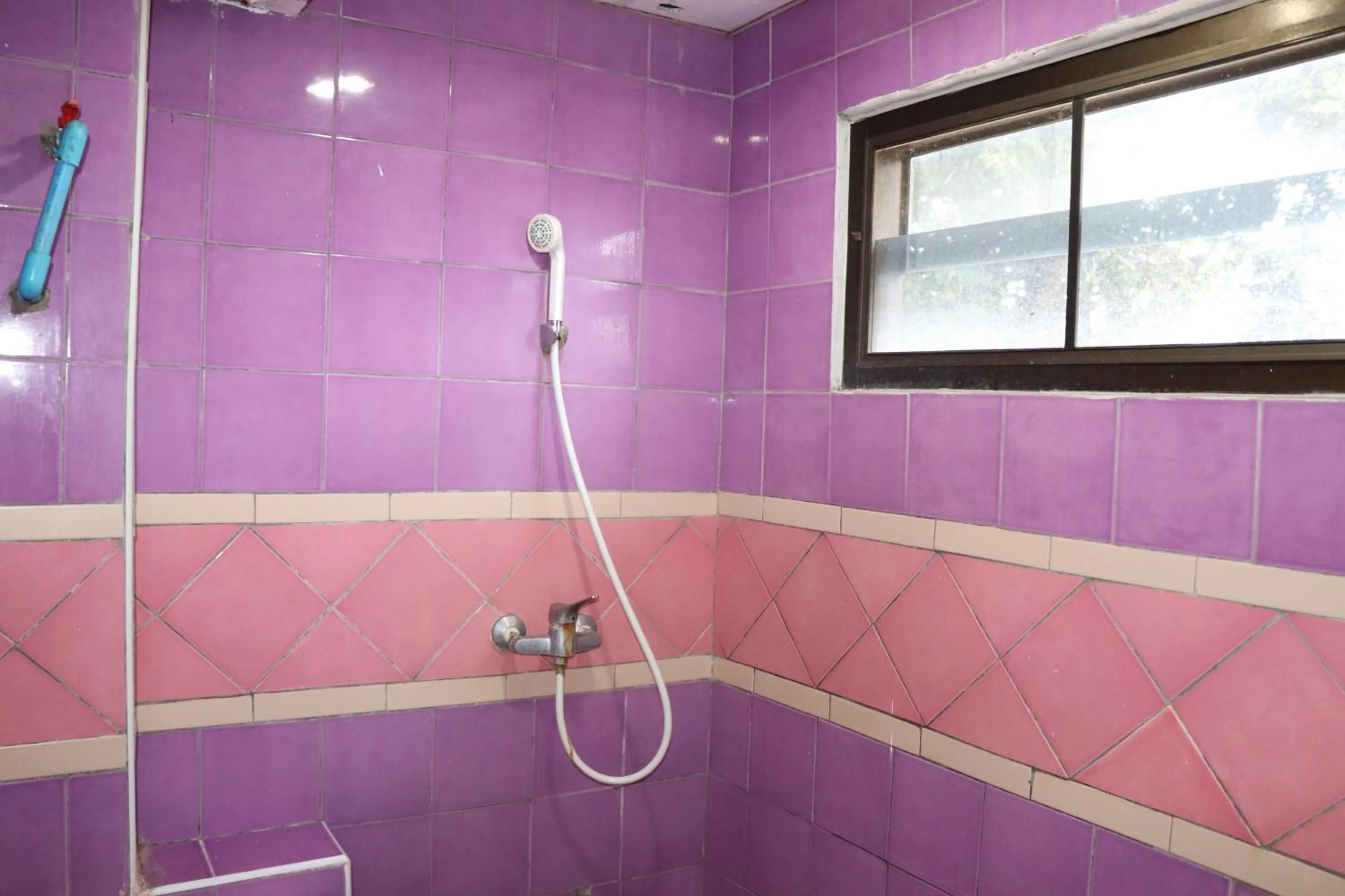 Bathroom in OYO 75408 Tipsiri Place