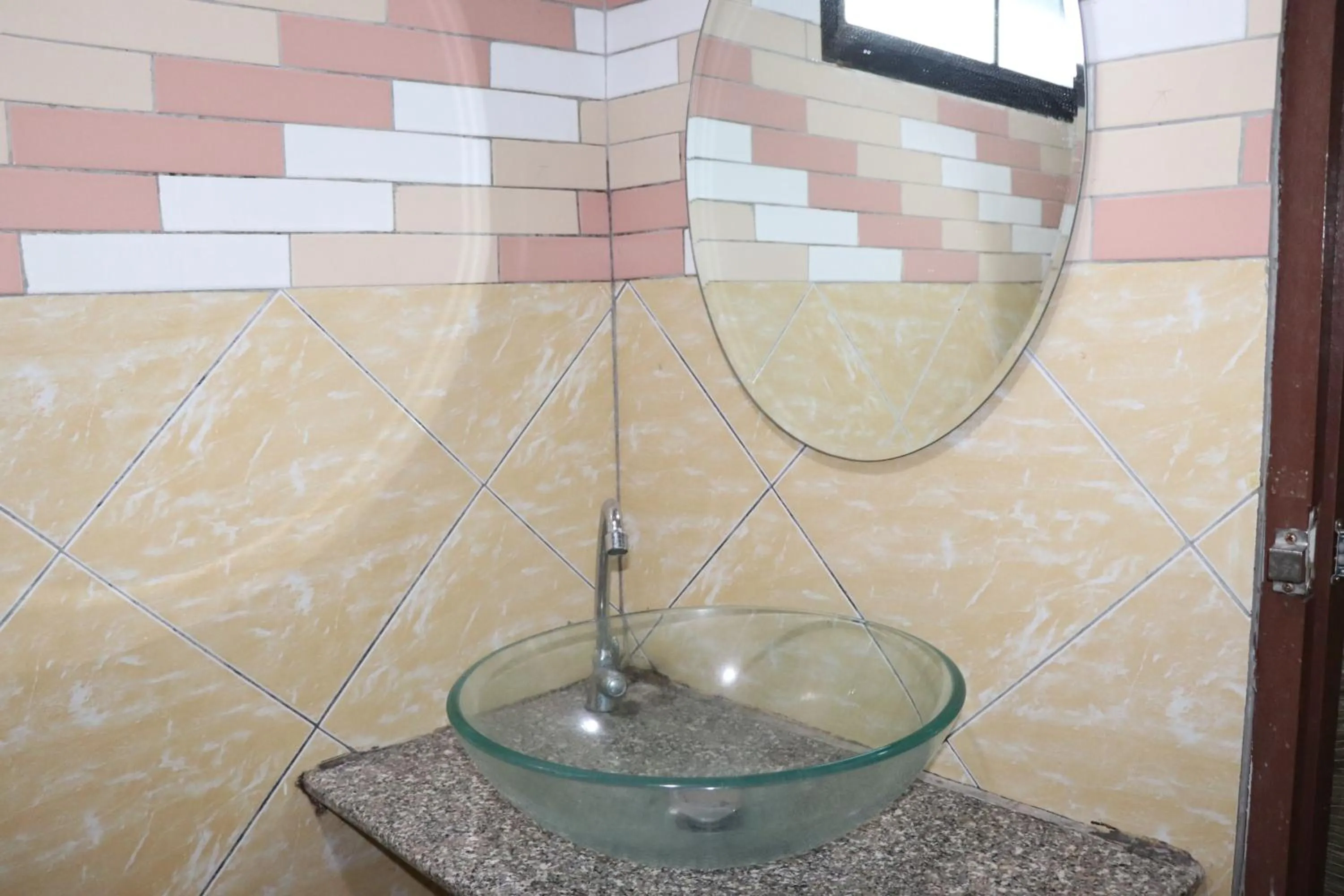 Bathroom in OYO 75408 Tipsiri Place