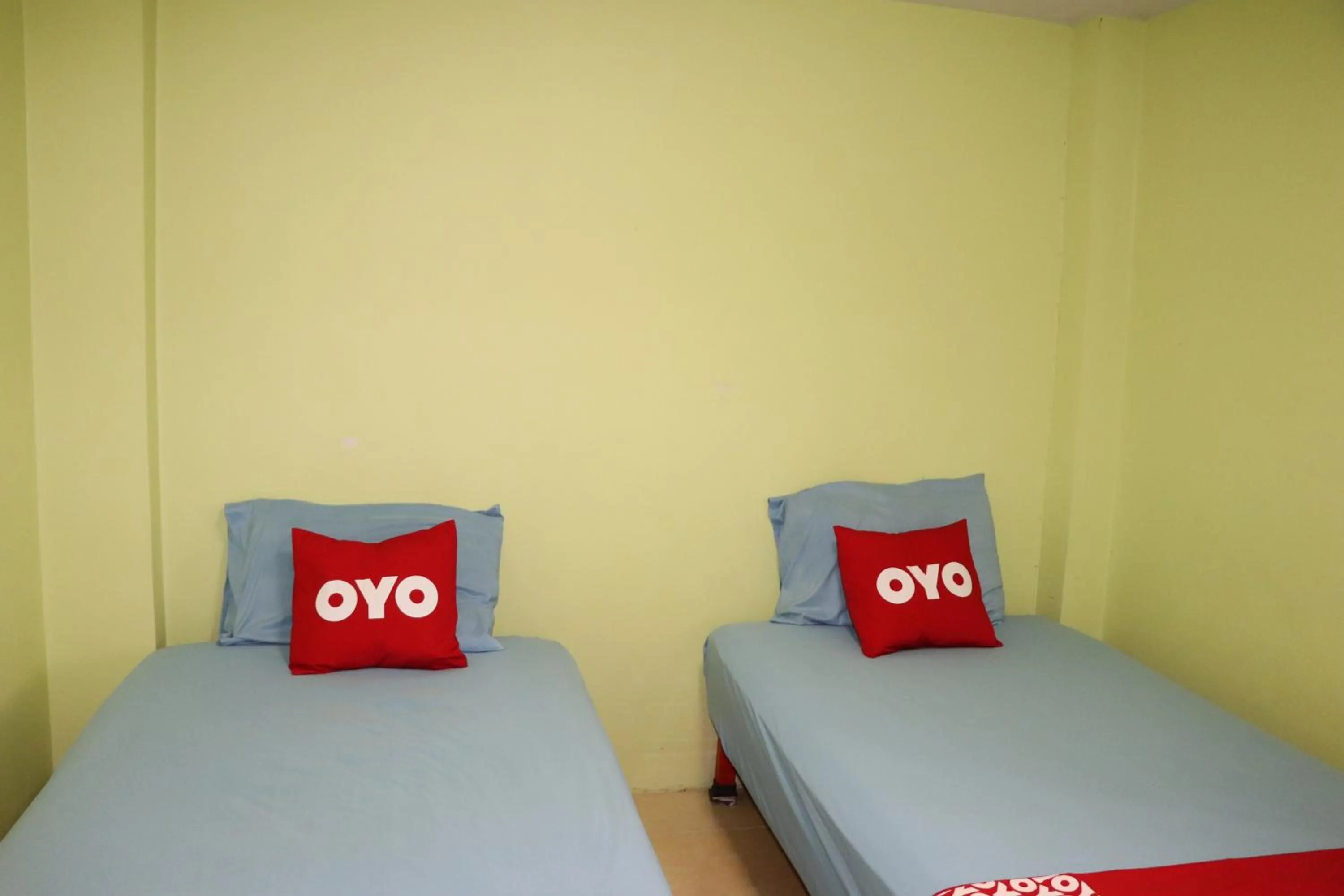 Bedroom in OYO 75408 Tipsiri Place