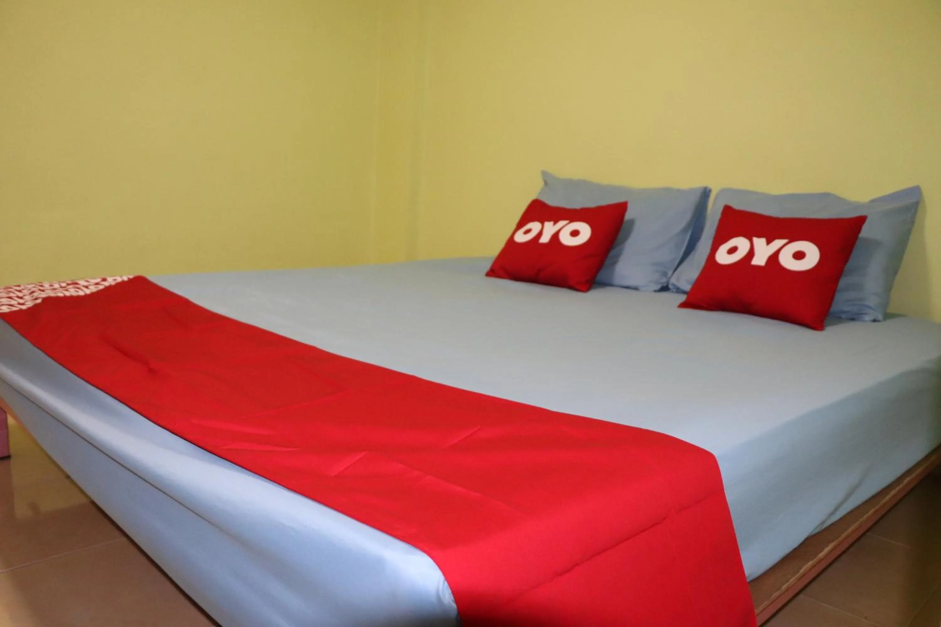 Bedroom in OYO 75408 Tipsiri Place