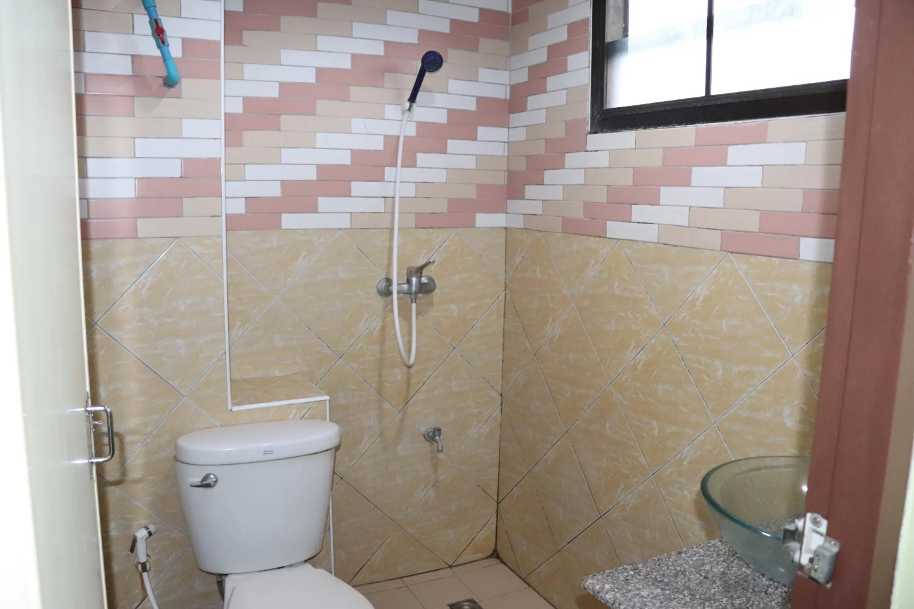 Bathroom in OYO 75408 Tipsiri Place