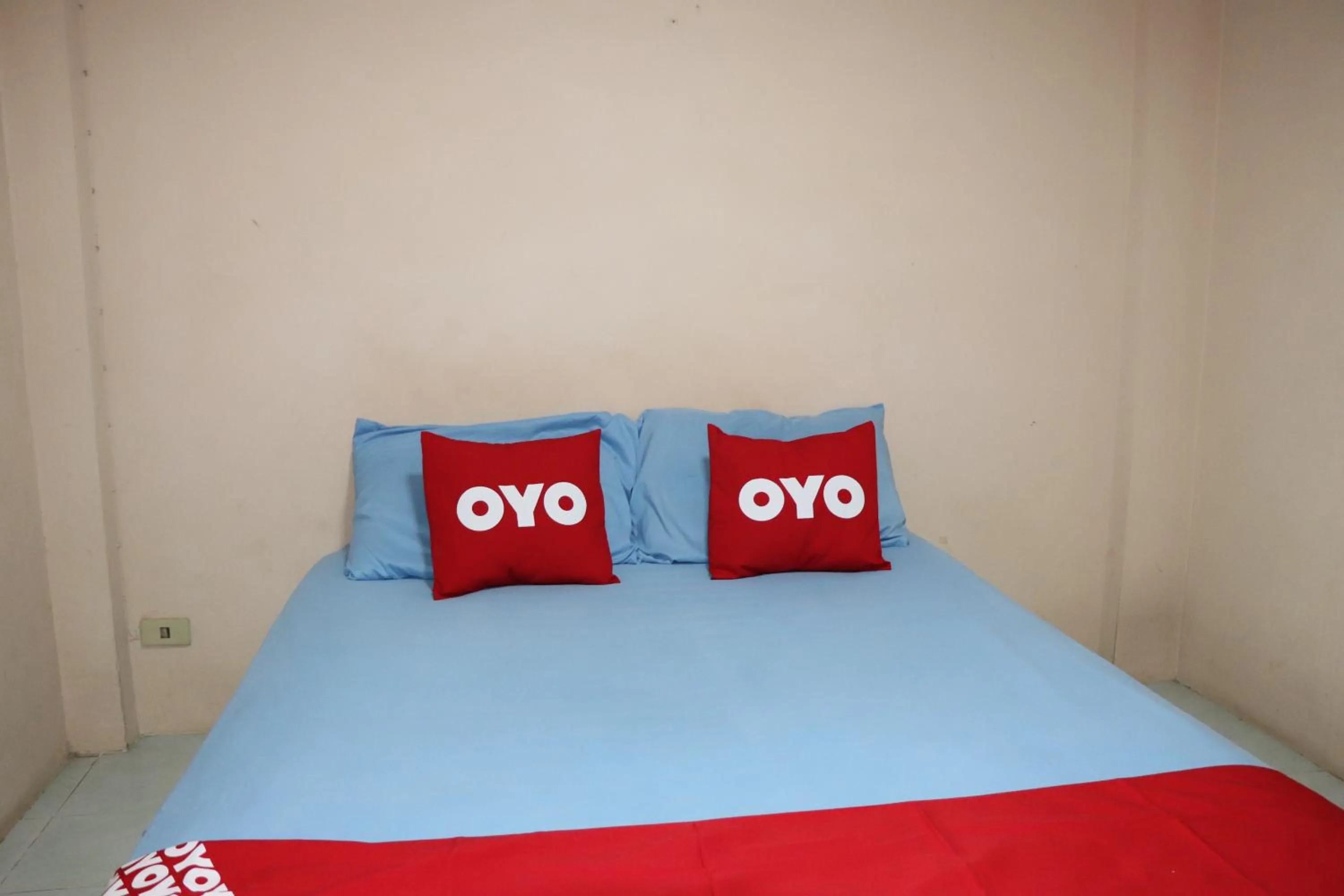 Bedroom in OYO 75408 Tipsiri Place