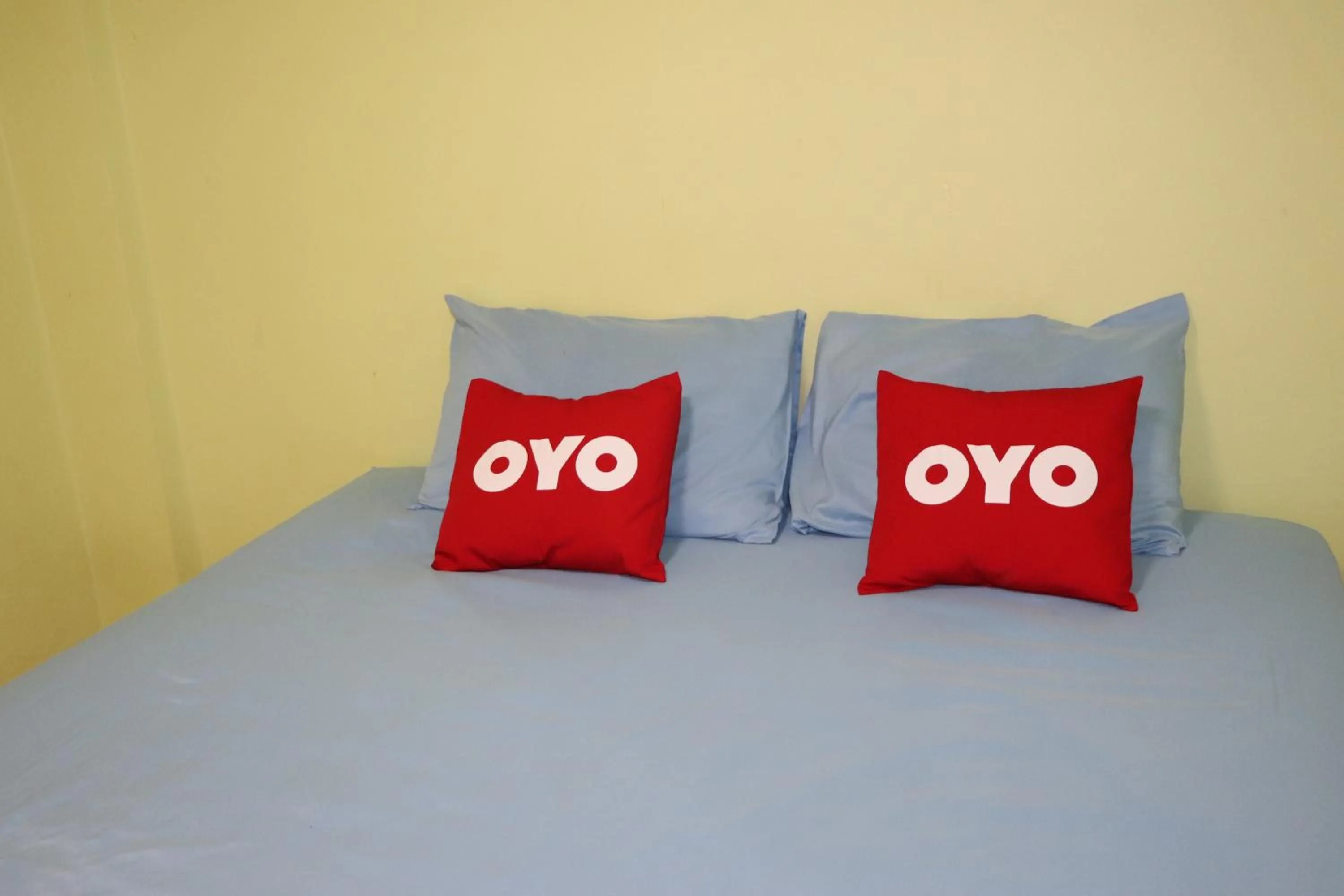 Bedroom in OYO 75408 Tipsiri Place