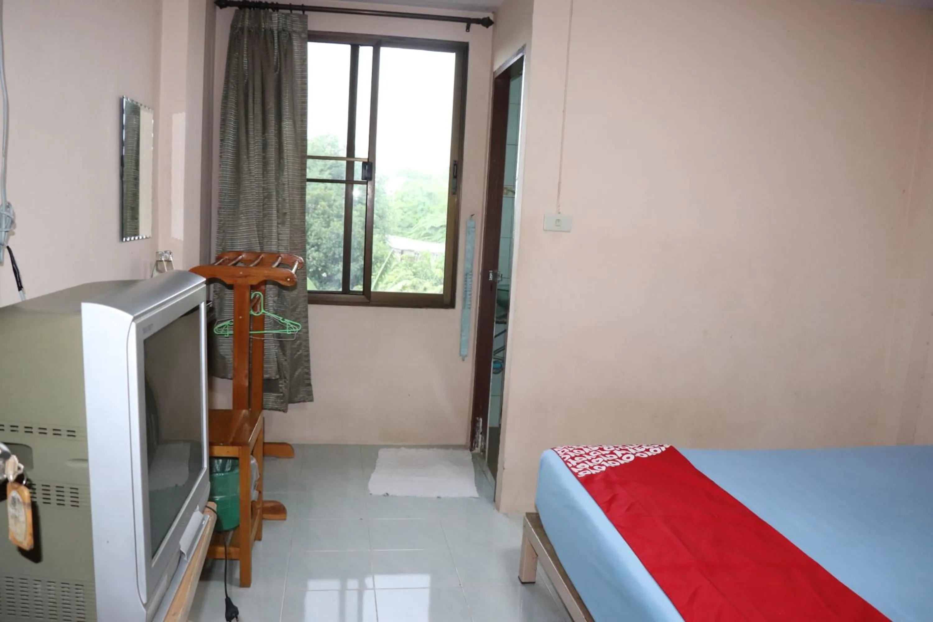 Bedroom in OYO 75408 Tipsiri Place