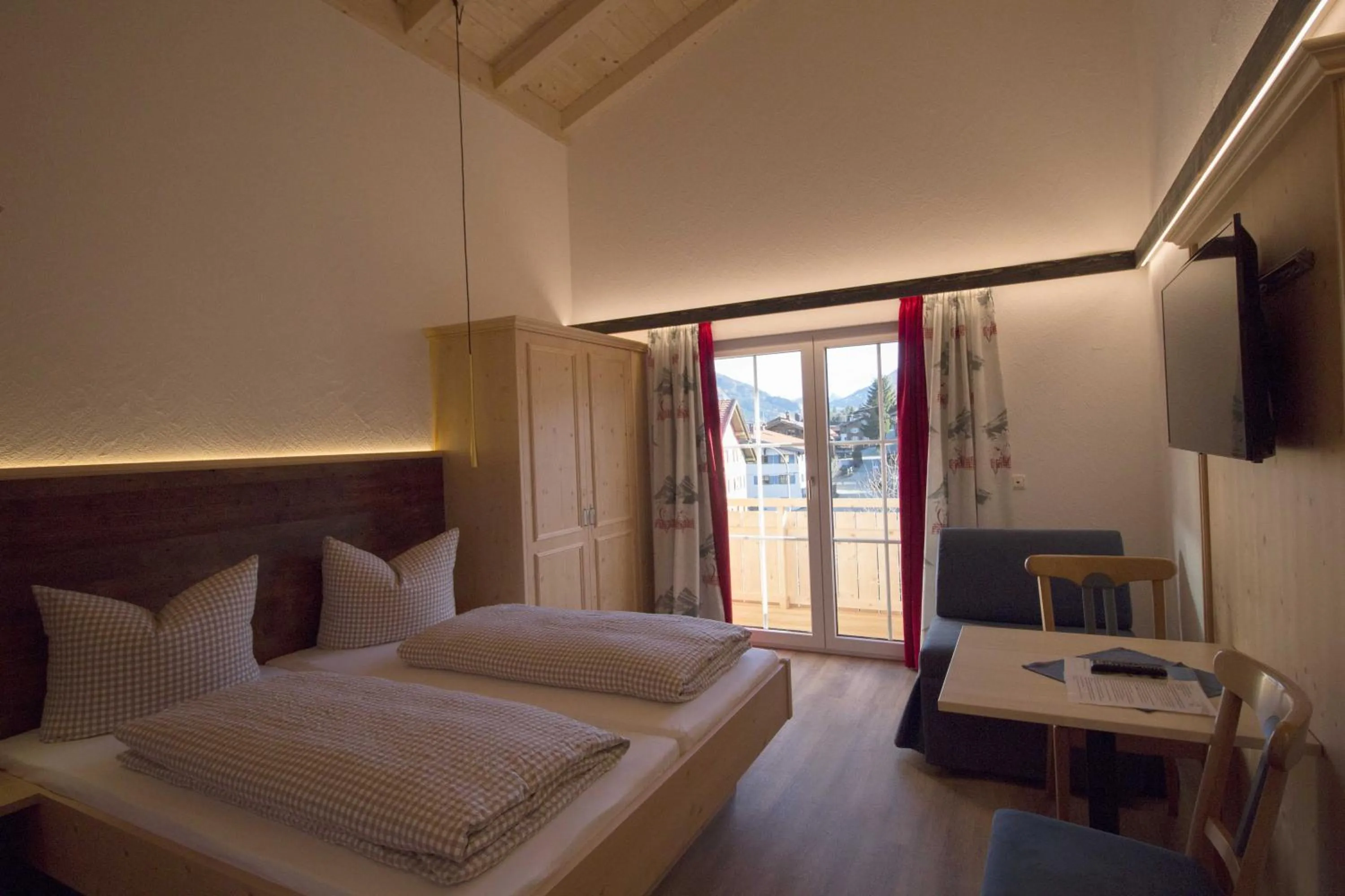 TV and multimedia, Bed in Berggasthof Sonne Allgäu