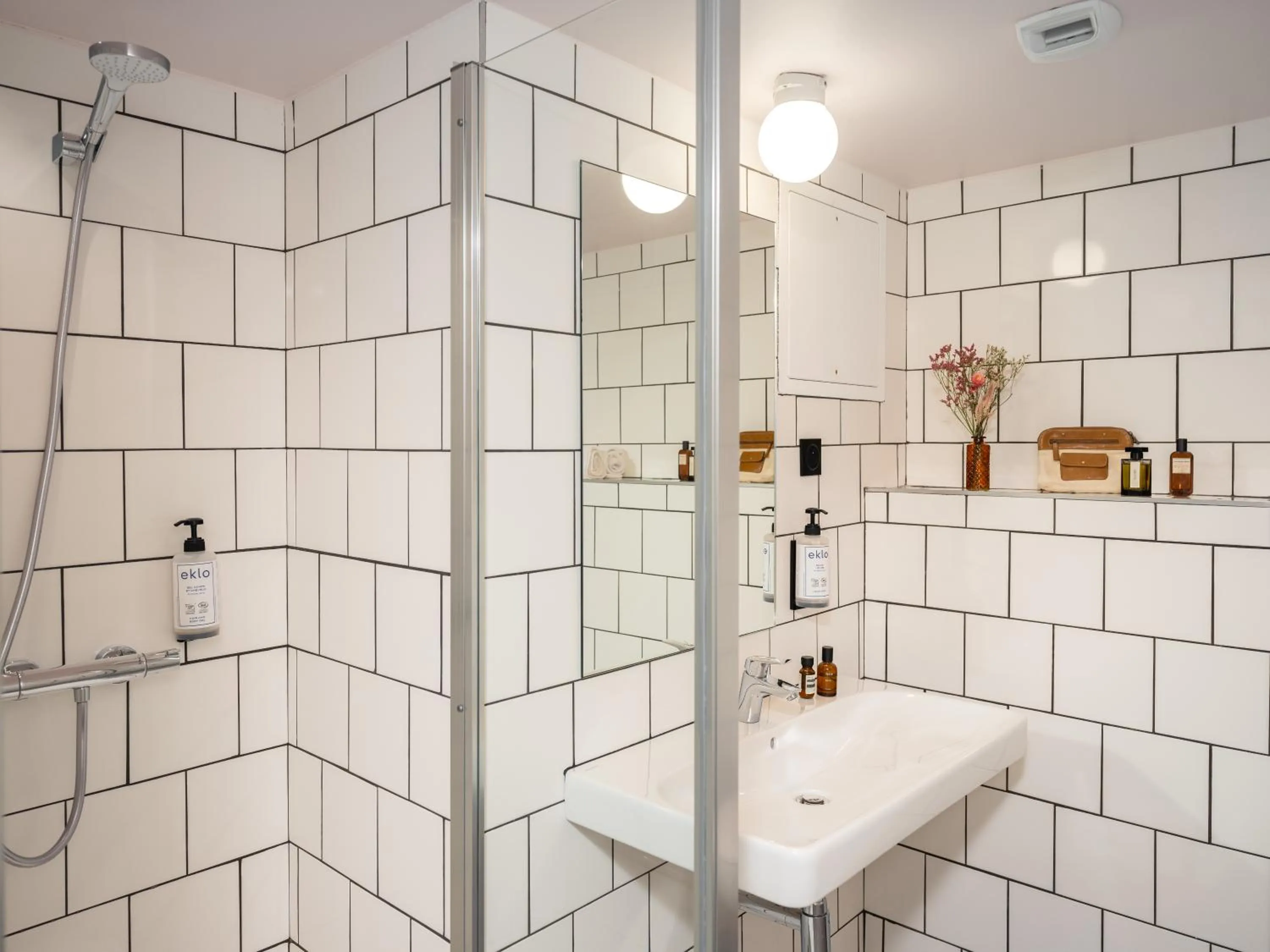 Shower in Eklo Hotels Lyon