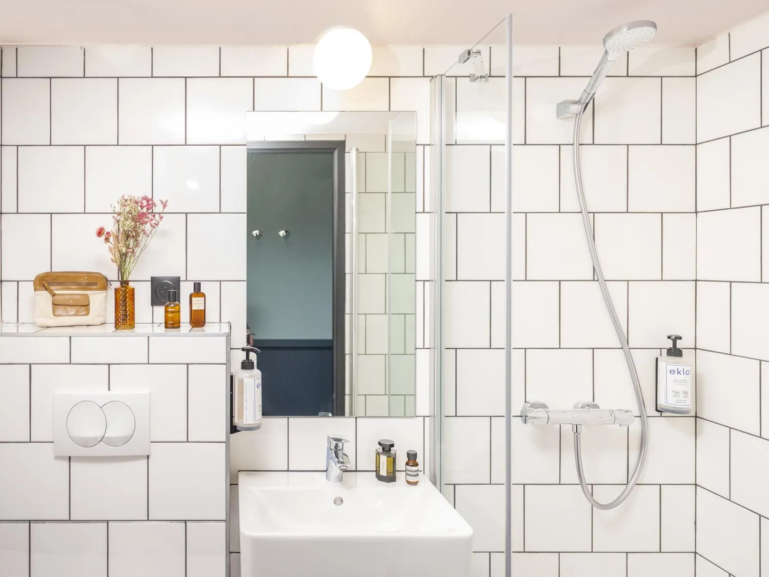 Shower in Eklo Hotels Lyon