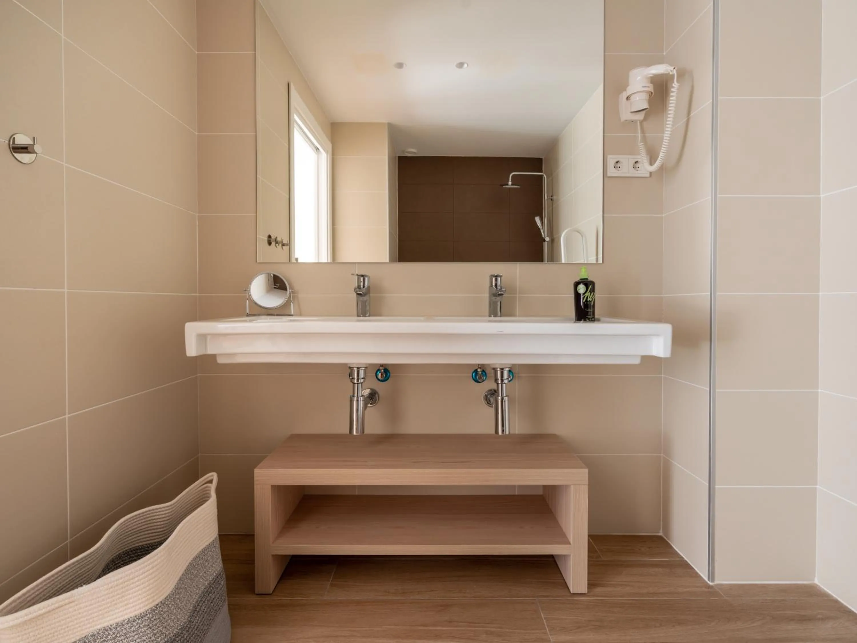 Bathroom in Limehome Barcelona Carrer de Besalú 82