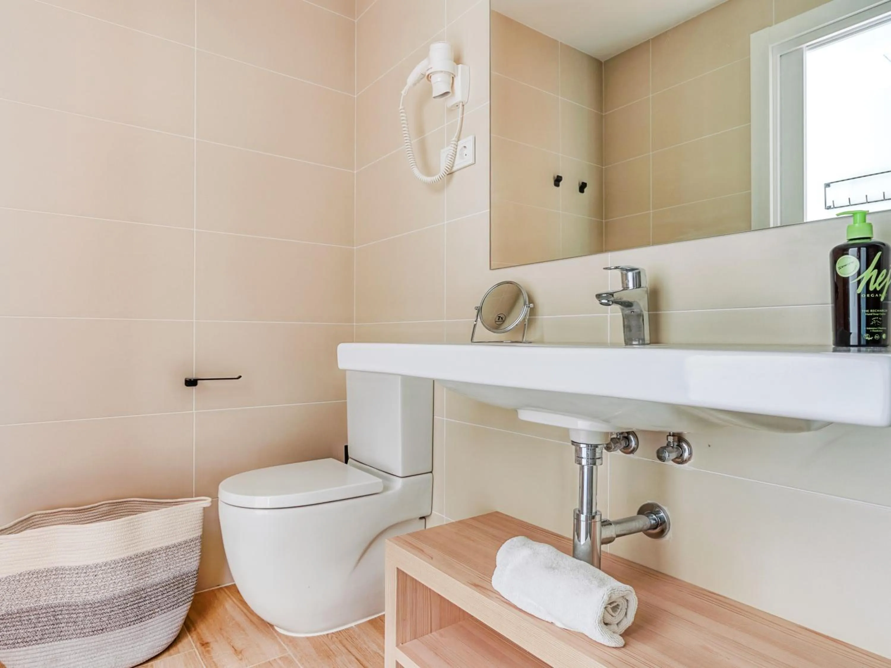 Bathroom in Limehome Barcelona Carrer de Besalú 82