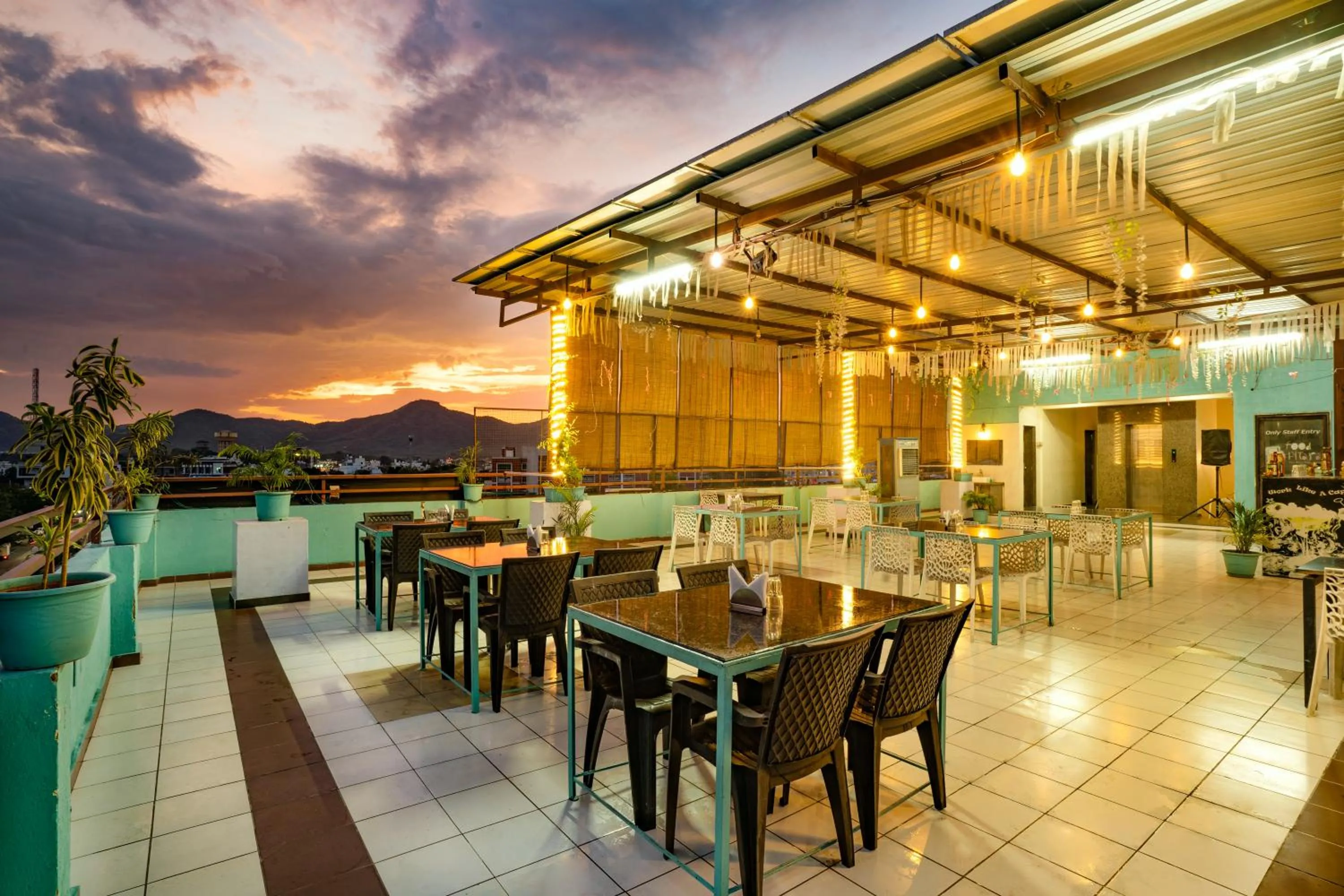 Restaurant/places to eat in Hotel Naman