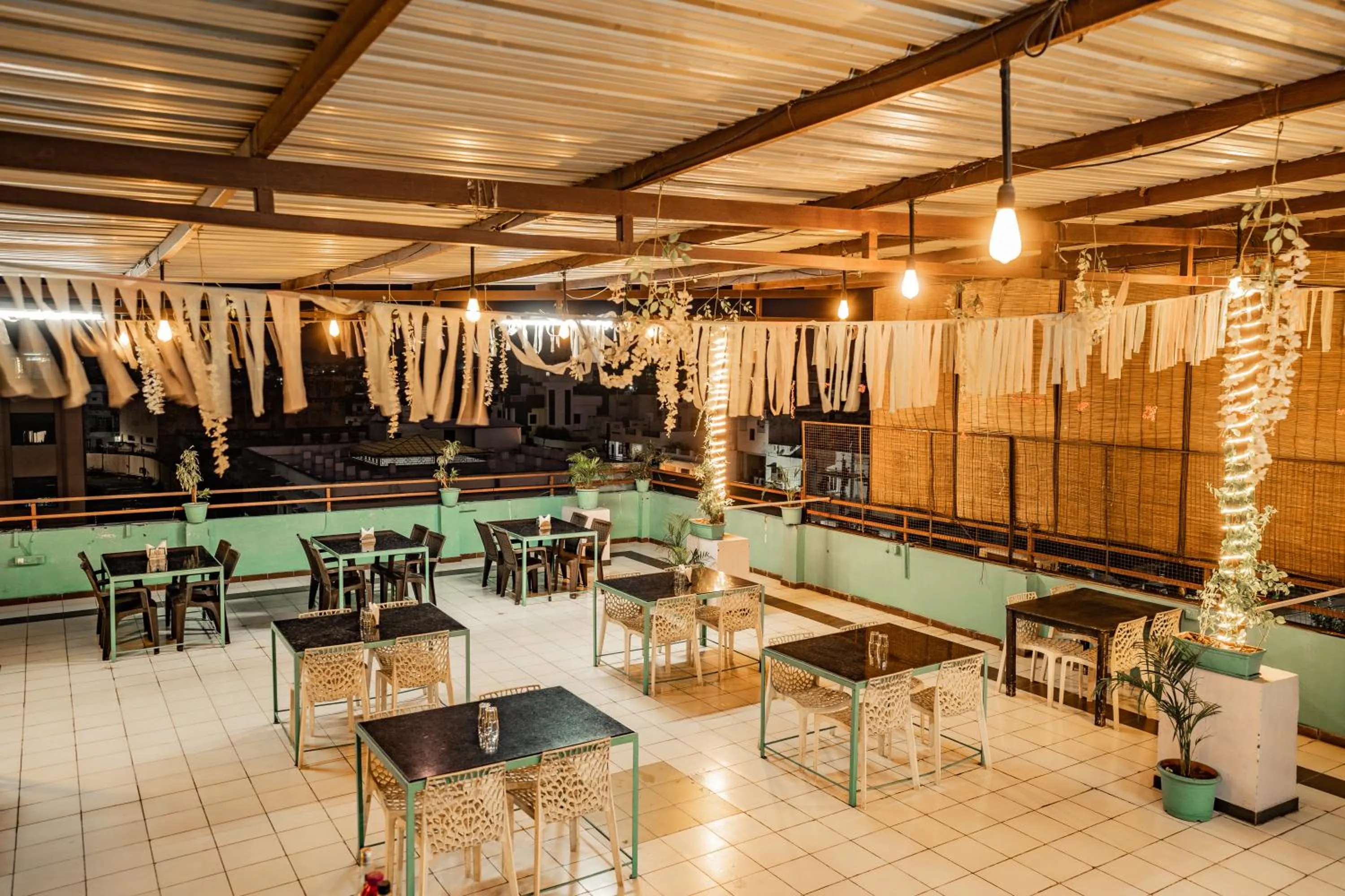 Restaurant/places to eat in Hotel Naman