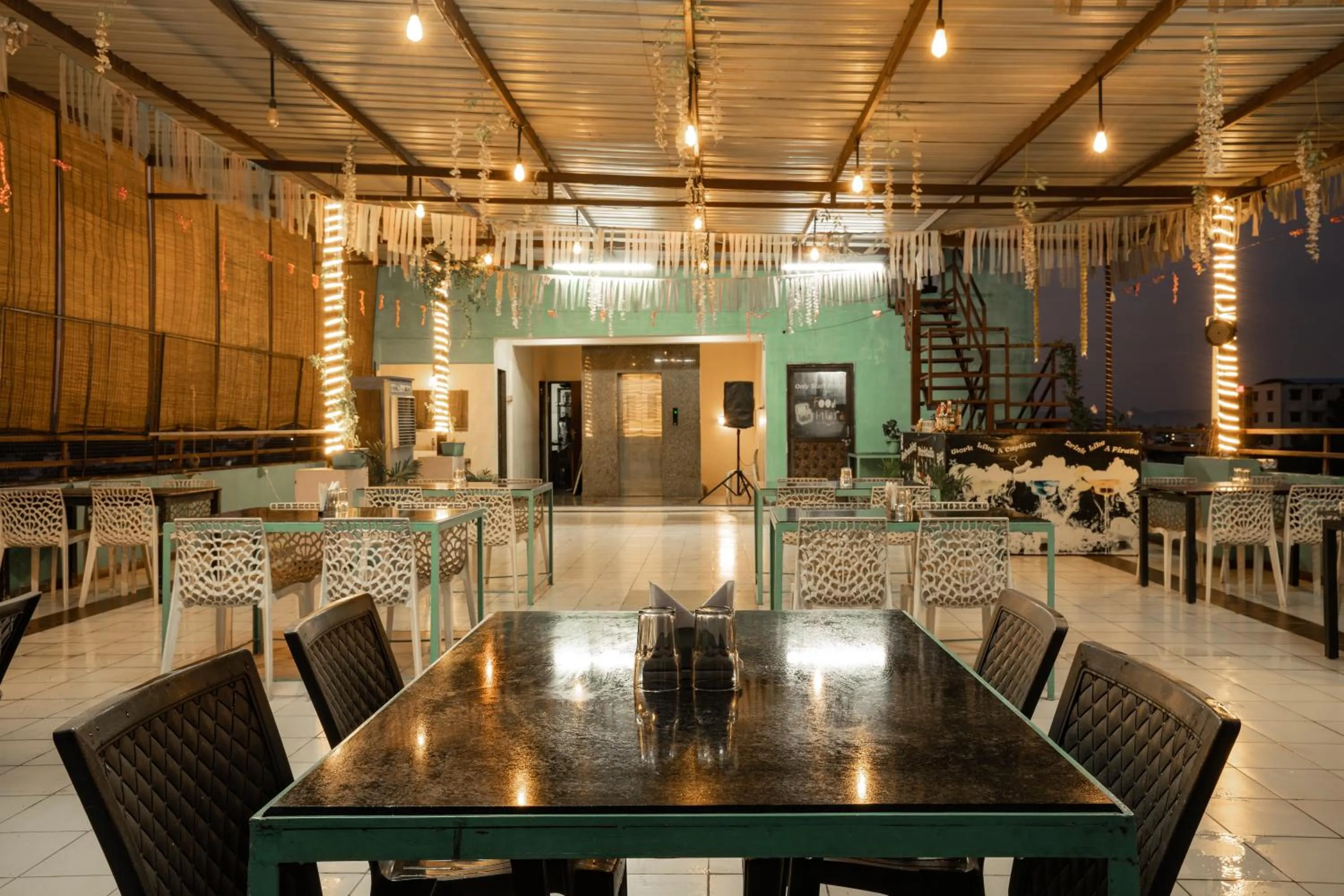 Restaurant/places to eat in Hotel Naman